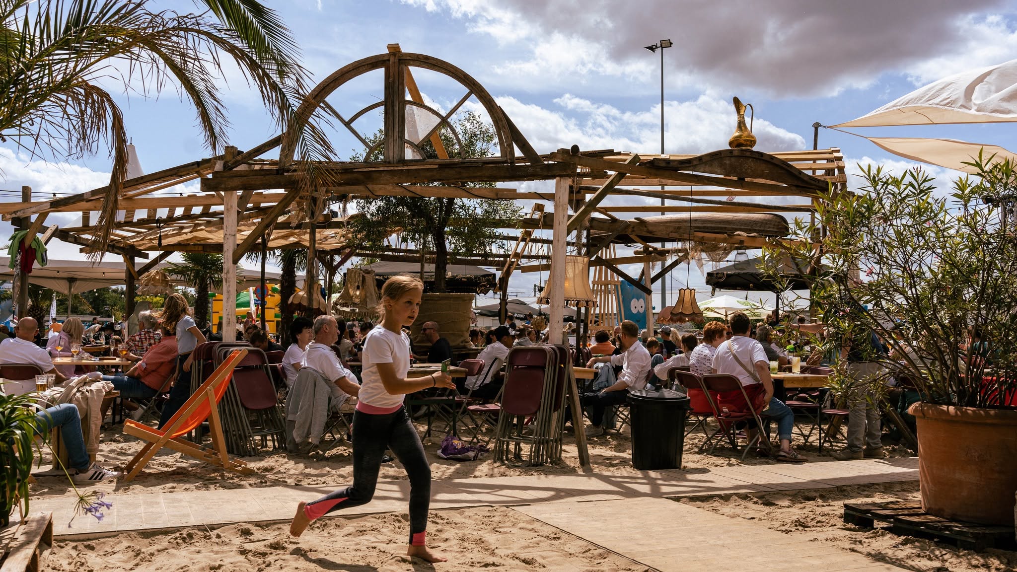 Strandbar Mechelen Beach — sfeerbeeld onder de stretch tent