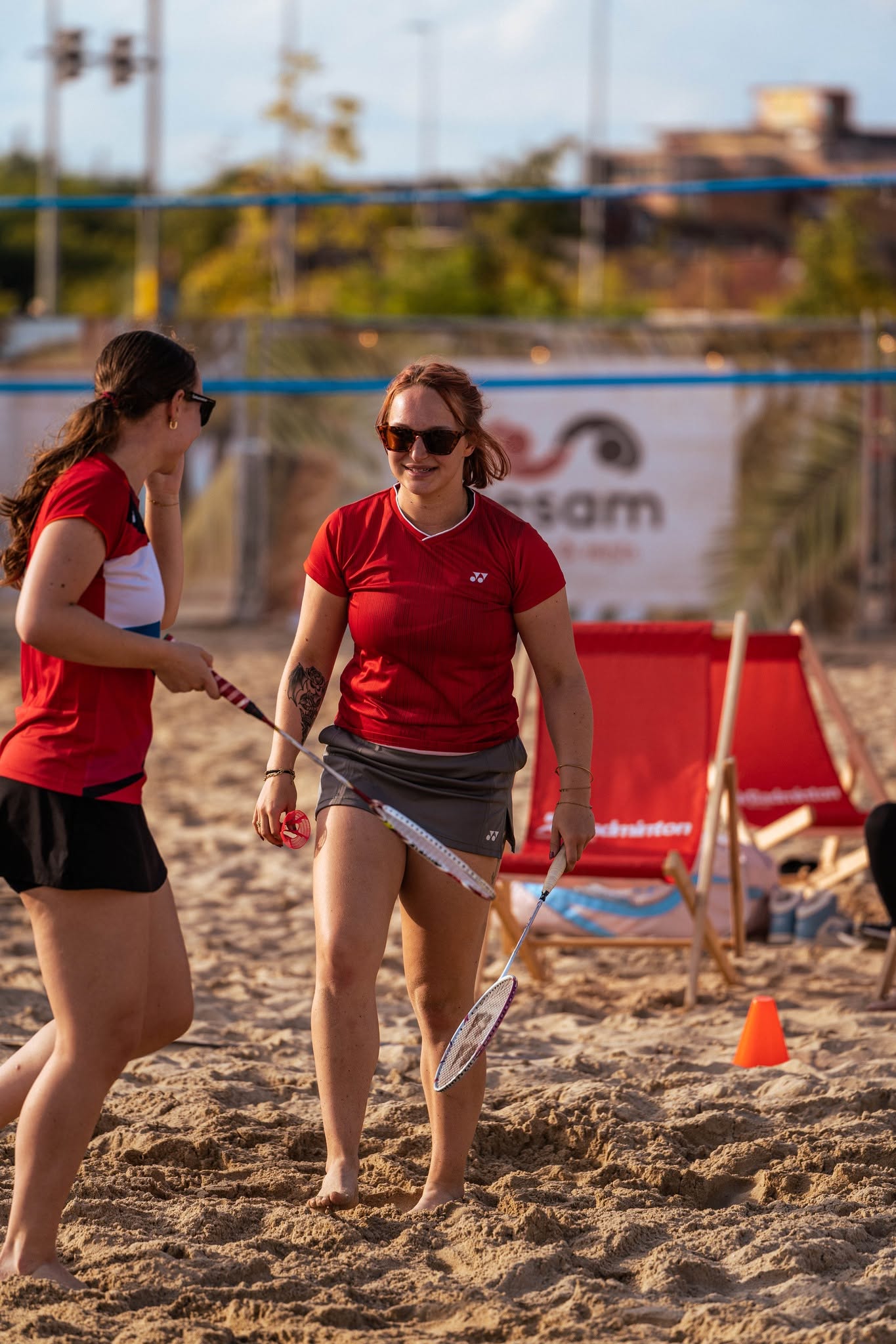 Airbadminton op het sportstrand van Mechelen Beach