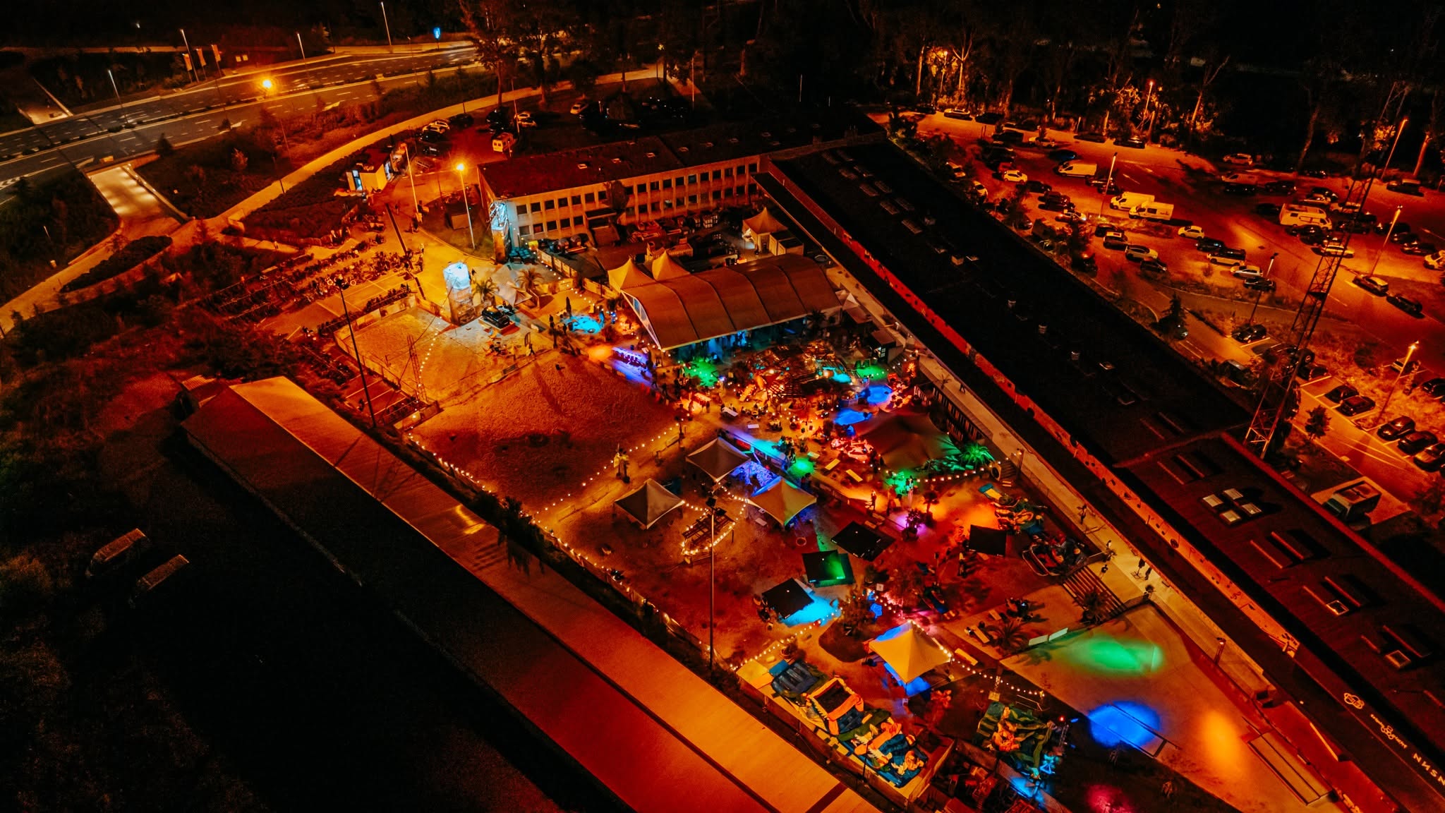 Luchtfoto van Mechelen Beach 's nachts — sfeervol verlicht terrein