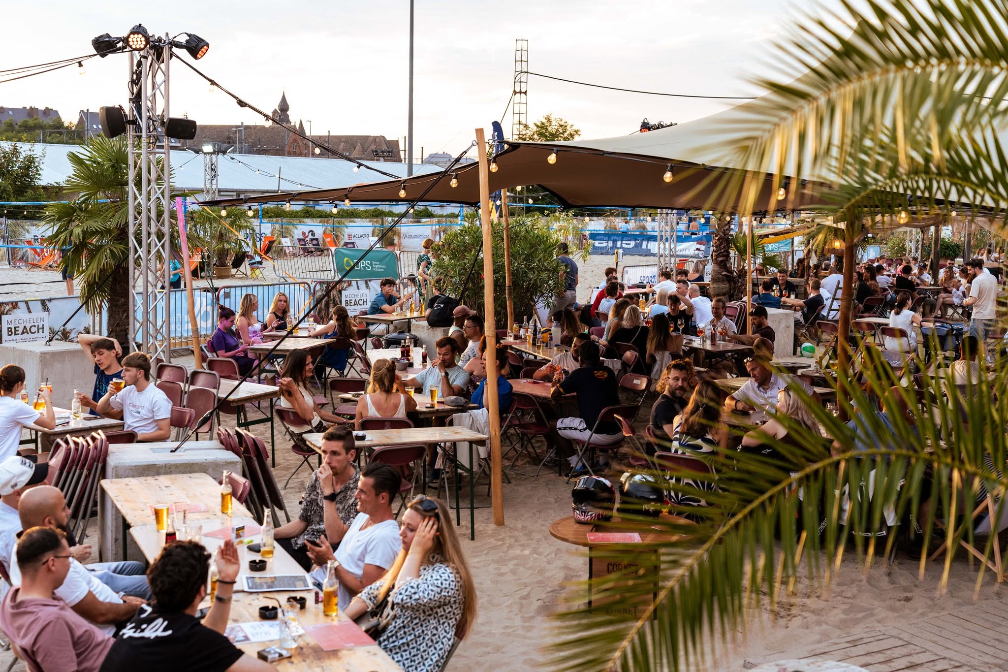 Sfeer op Mechelen Beach — terrasje met palmbomen