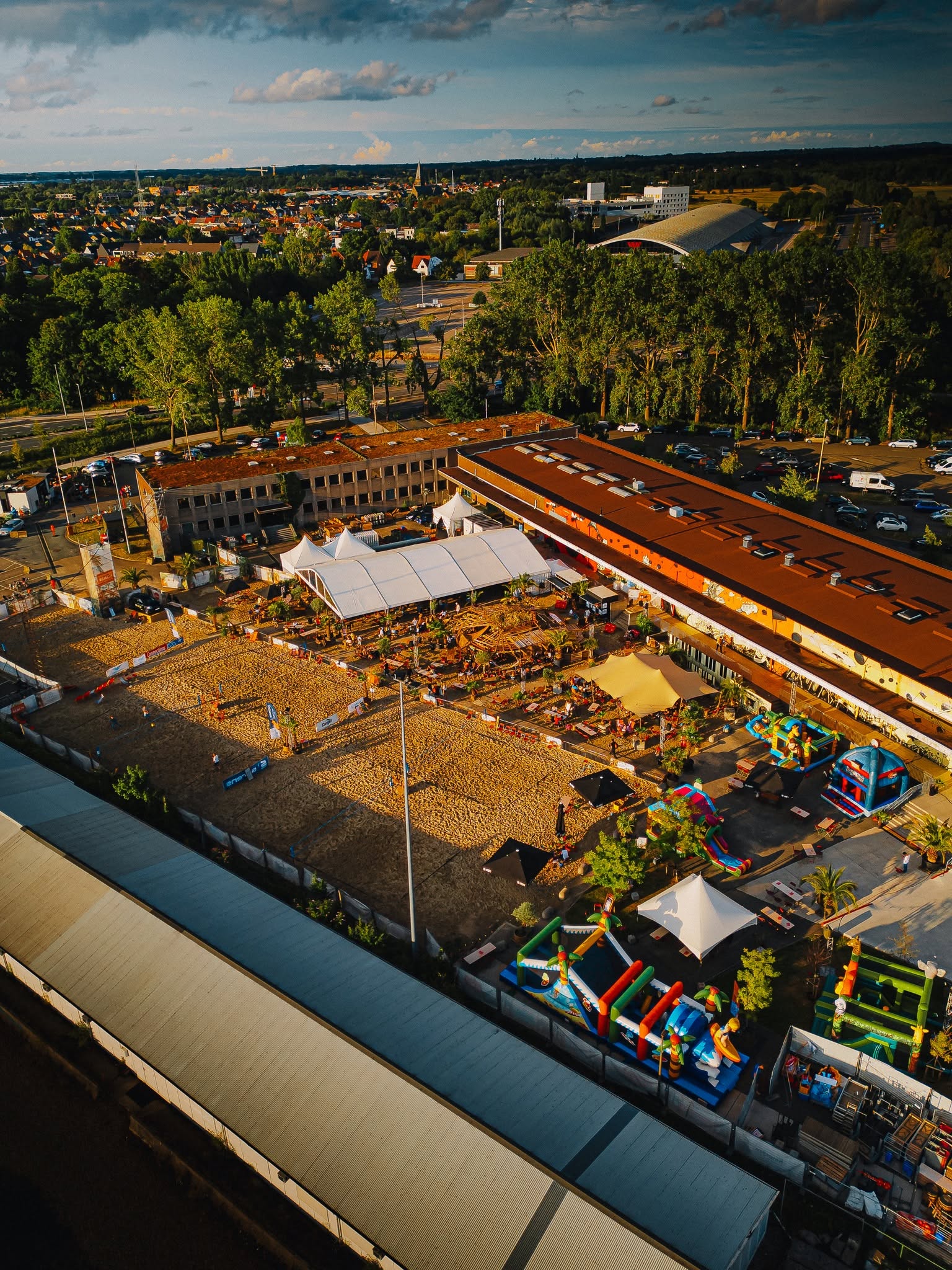 Luchtfoto van Mechelen Beach overdag — overzicht van het terrein bij daglicht