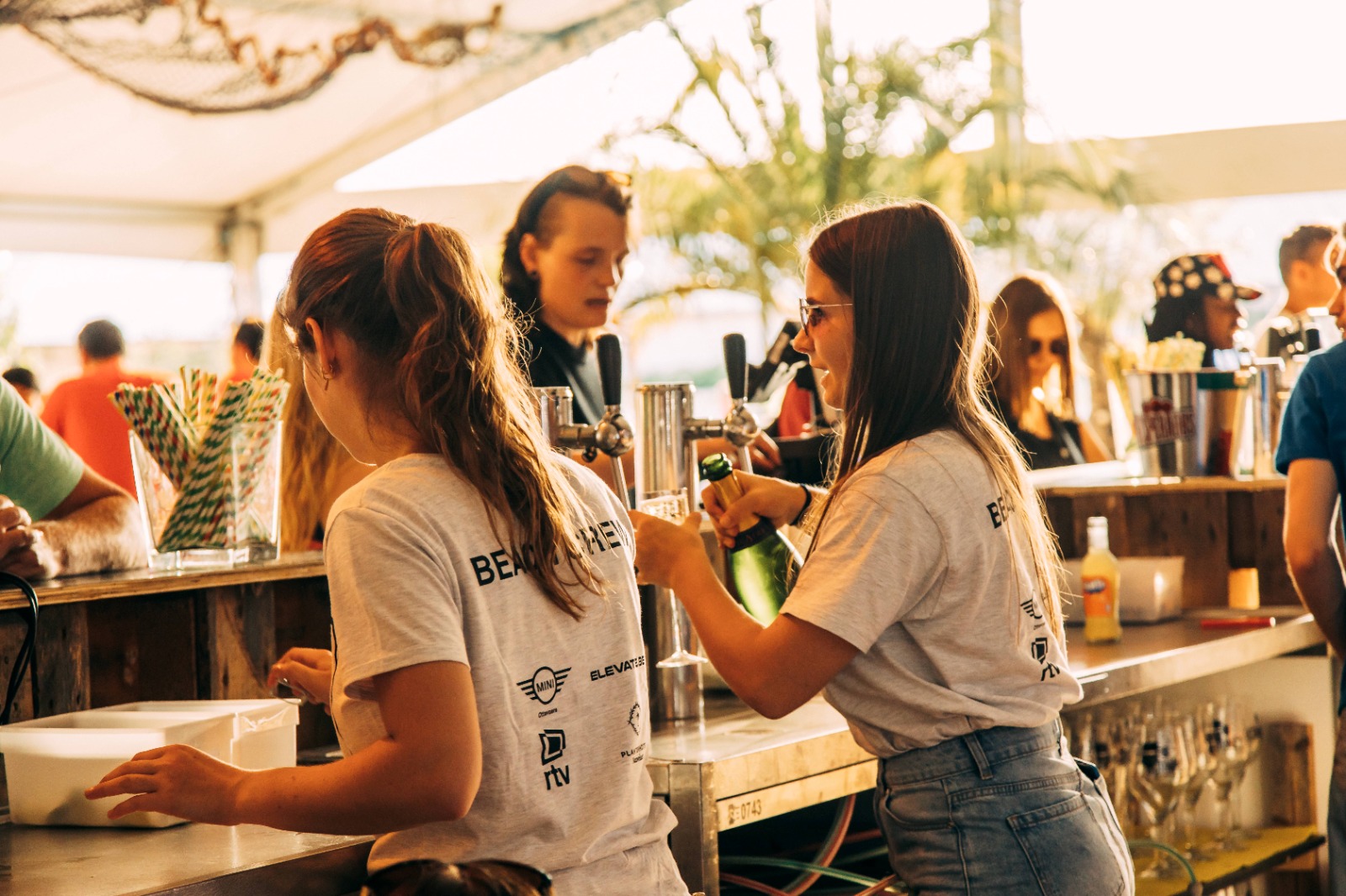 Vrijwilligers van Mechelen Beach tappen frisse drankjes