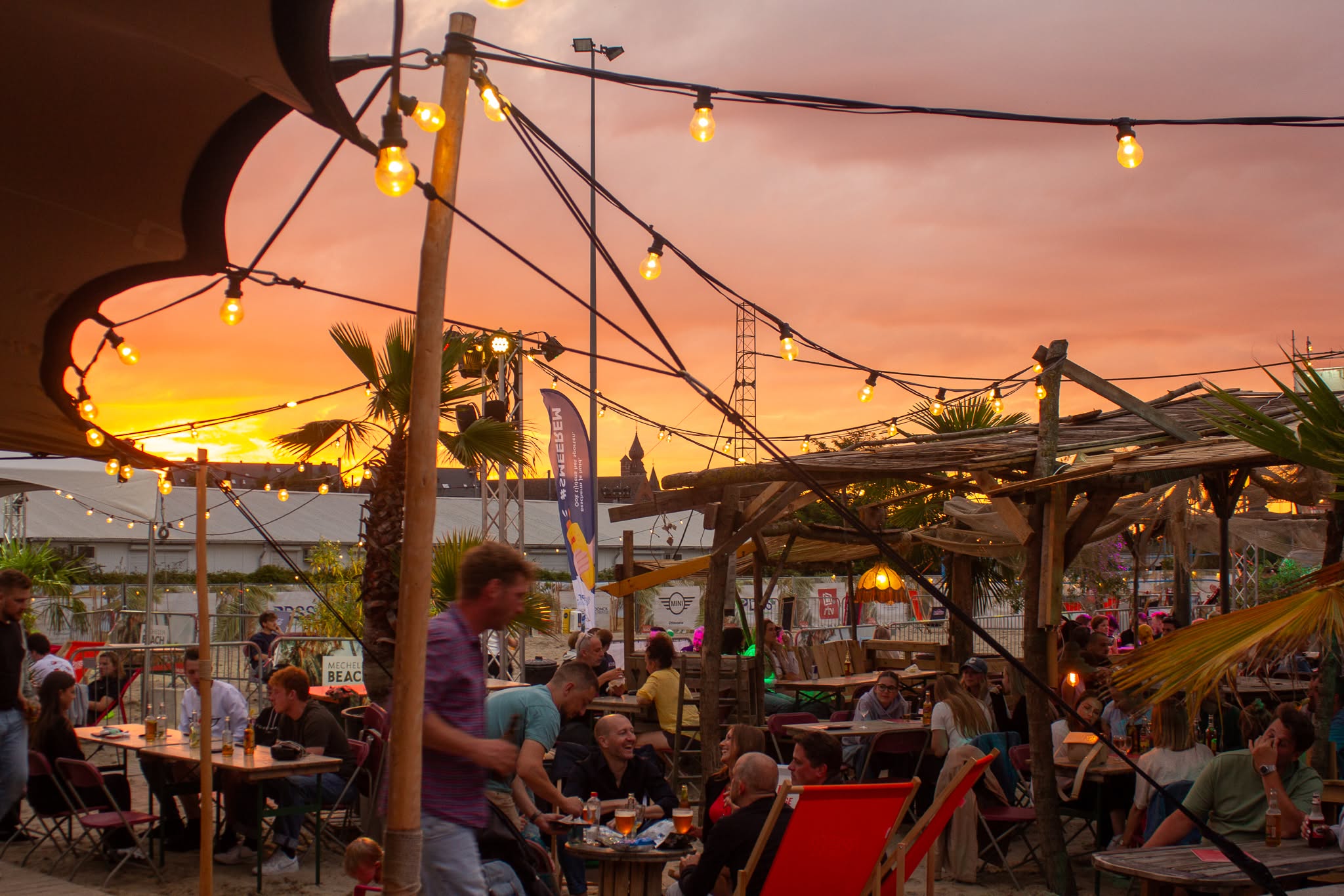 Zonsondergang boven het terras van Mechelen Beach