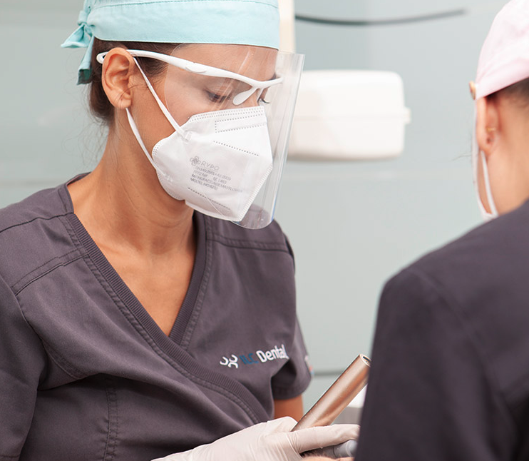 Equipo dental trabajando