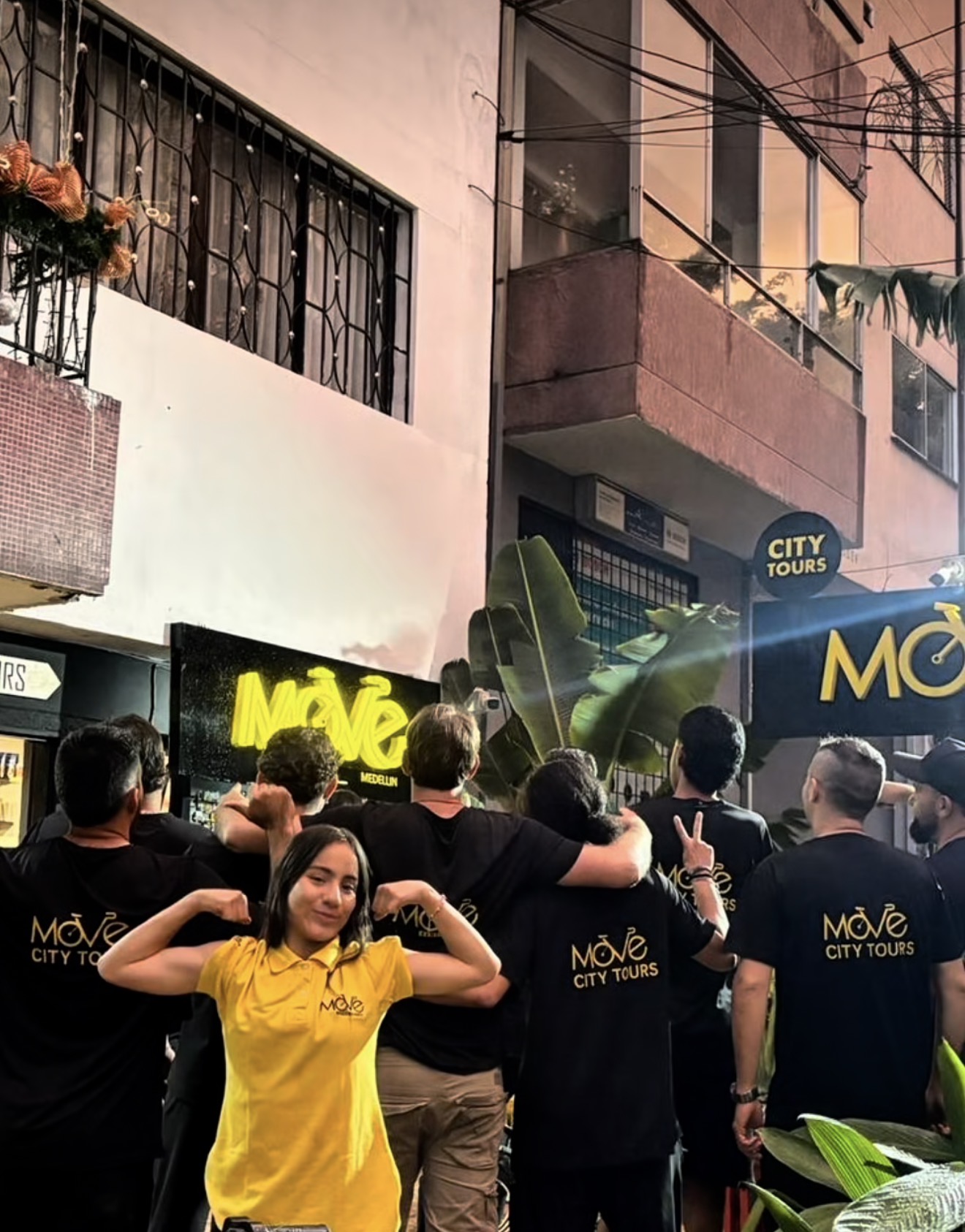 Equipo Move frente a la tienda
