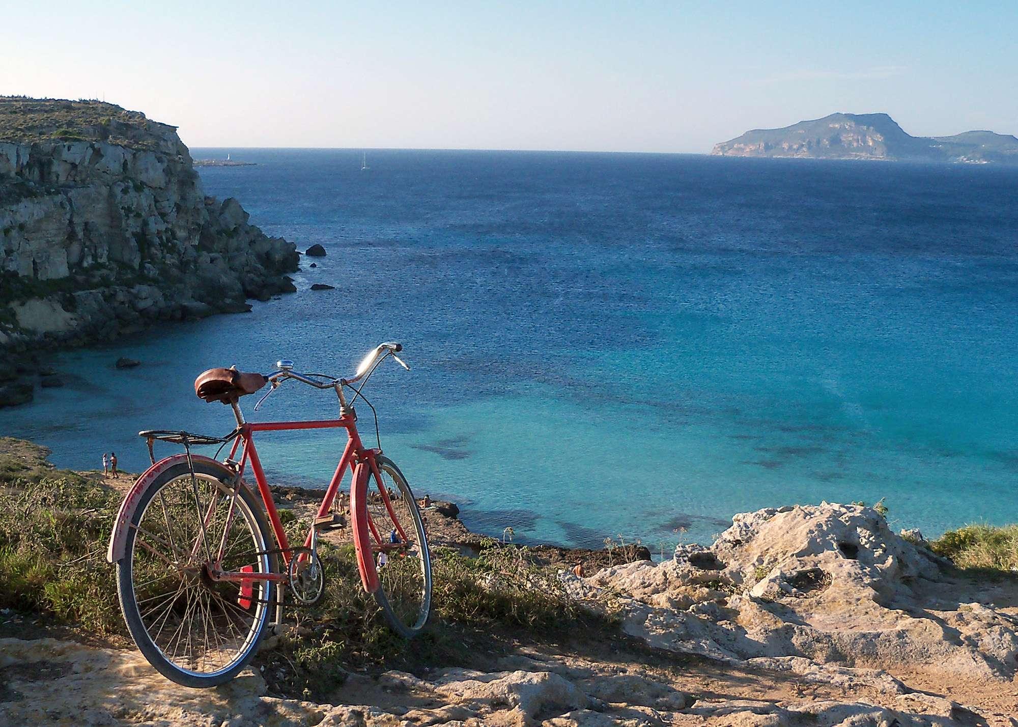 Bicicletta lungo costa