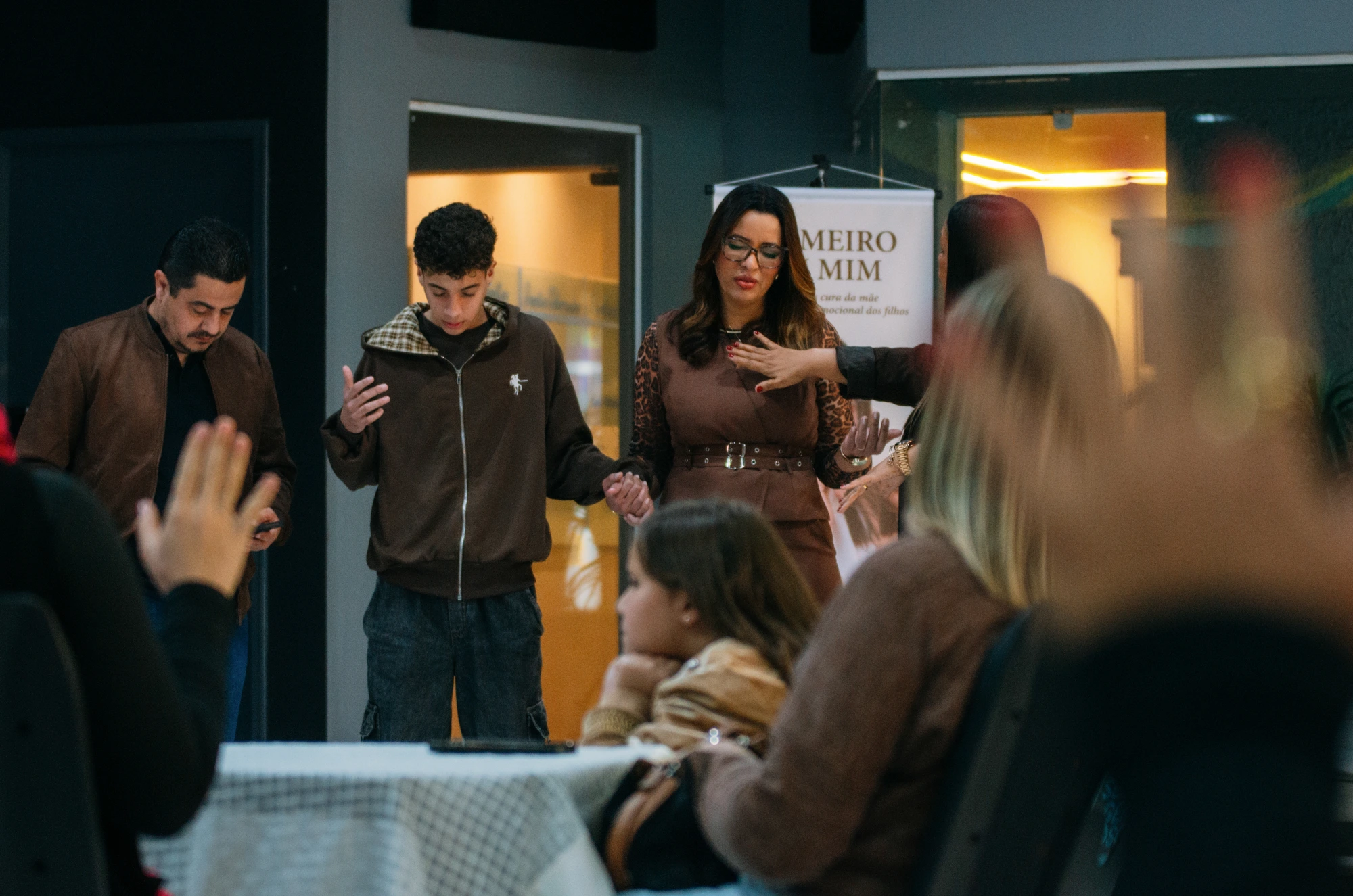 Momento de oração em família no lançamento
