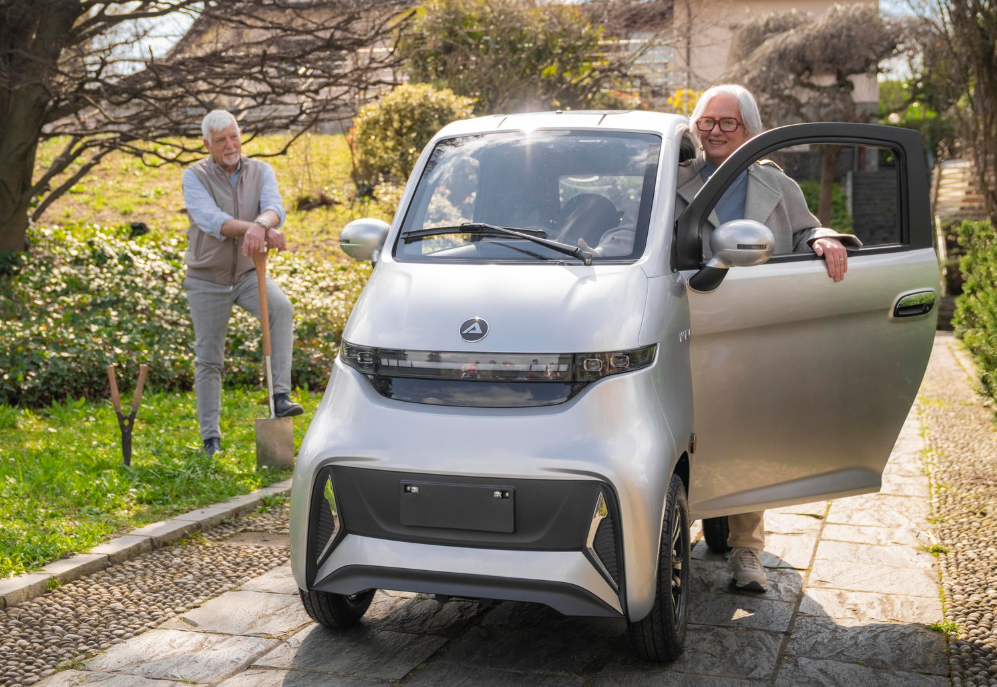 Minicarmobilità - vetrina scooter cabinati e auto usate Zibido San Giacomo