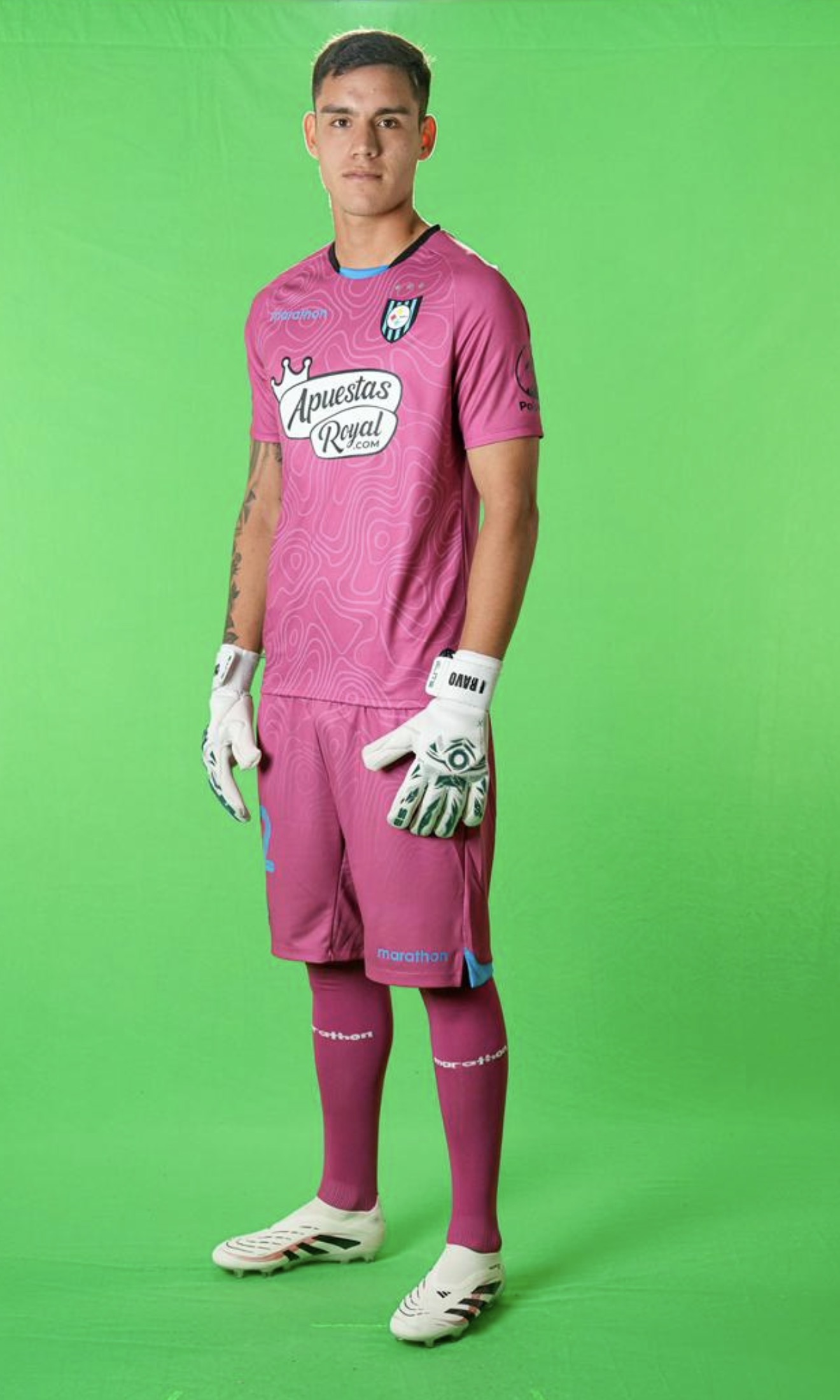 Christian Bravo - Retrato profesional uniforme rosado Huachipato