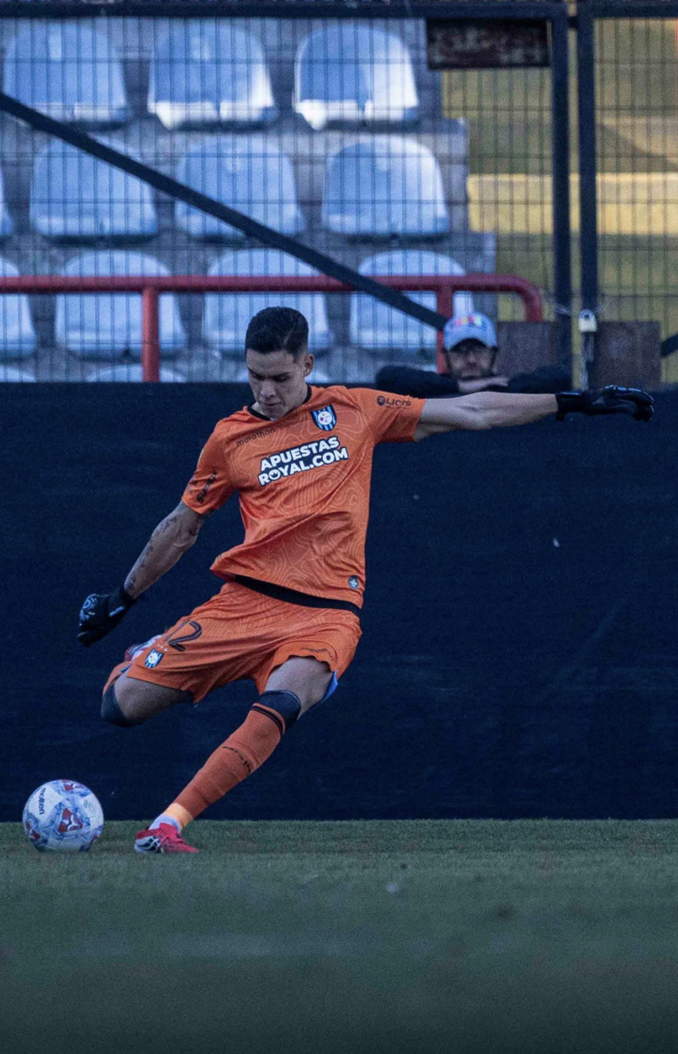 Christian Bravo en acción - Uniforme naranja Huachipato