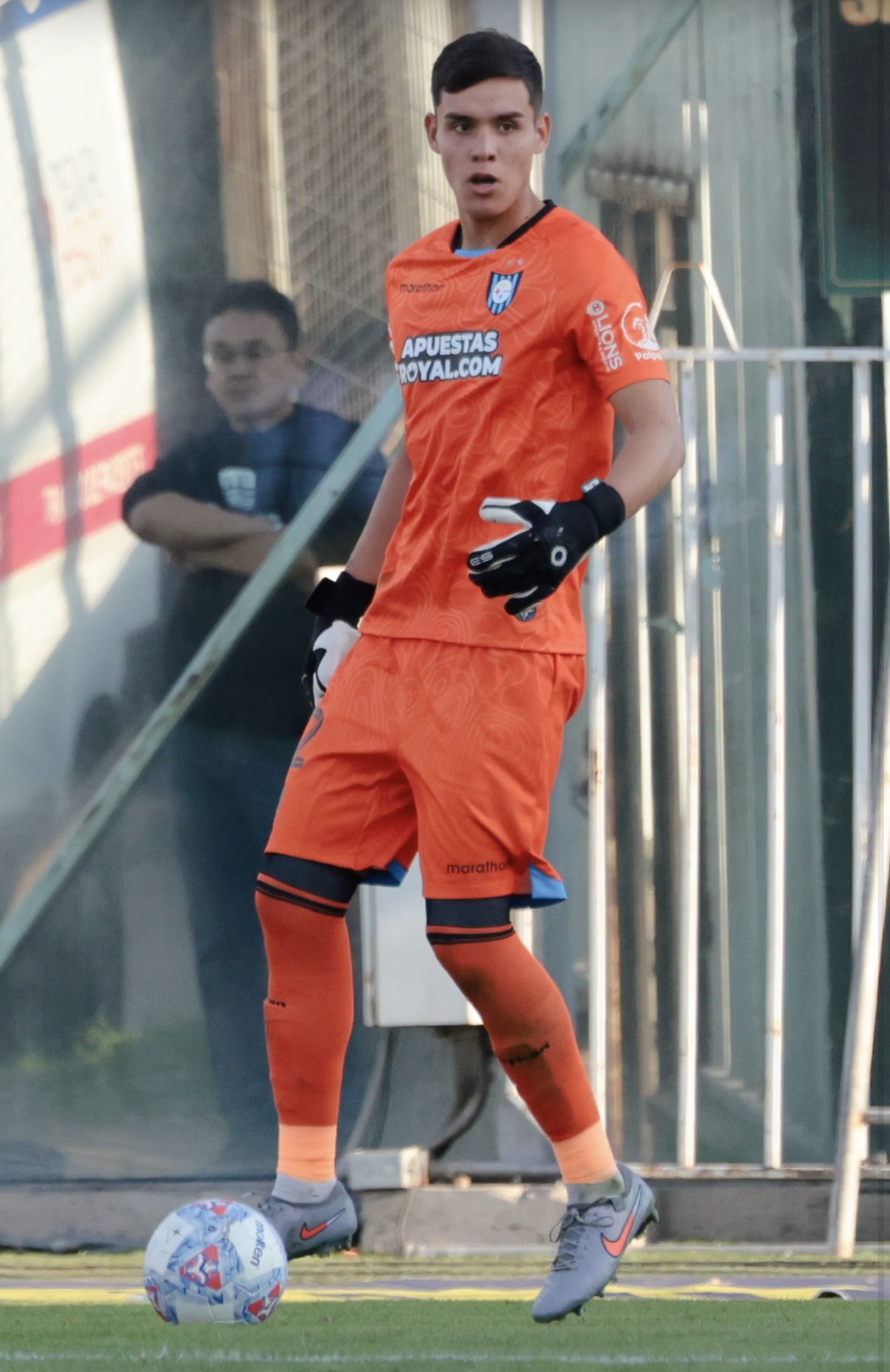 Christian Bravo concentrado en partido - Uniforme naranja Huachipato