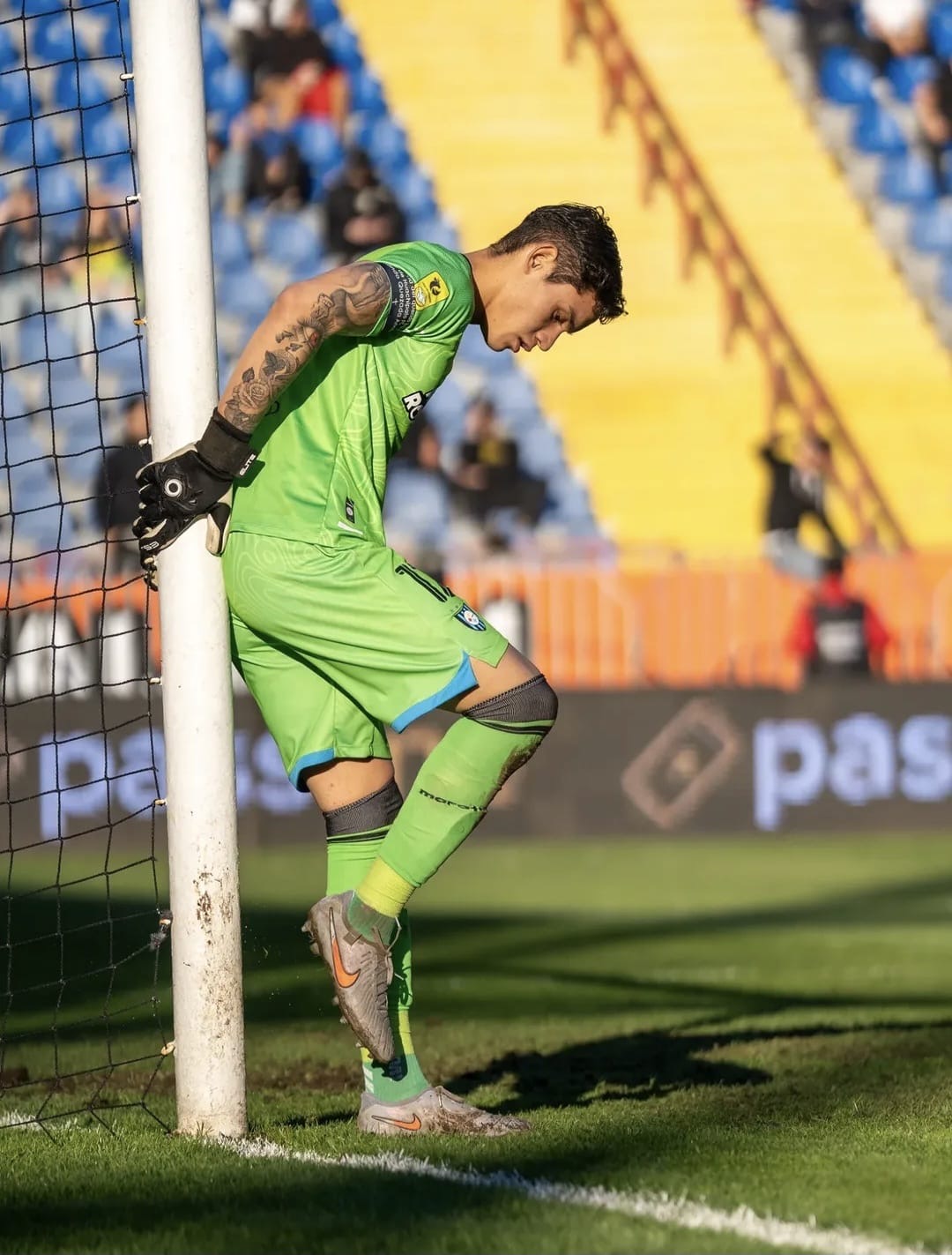 Christian Bravo de rodillas sosteniendo balón - Perfil uniforme verde Huachipato