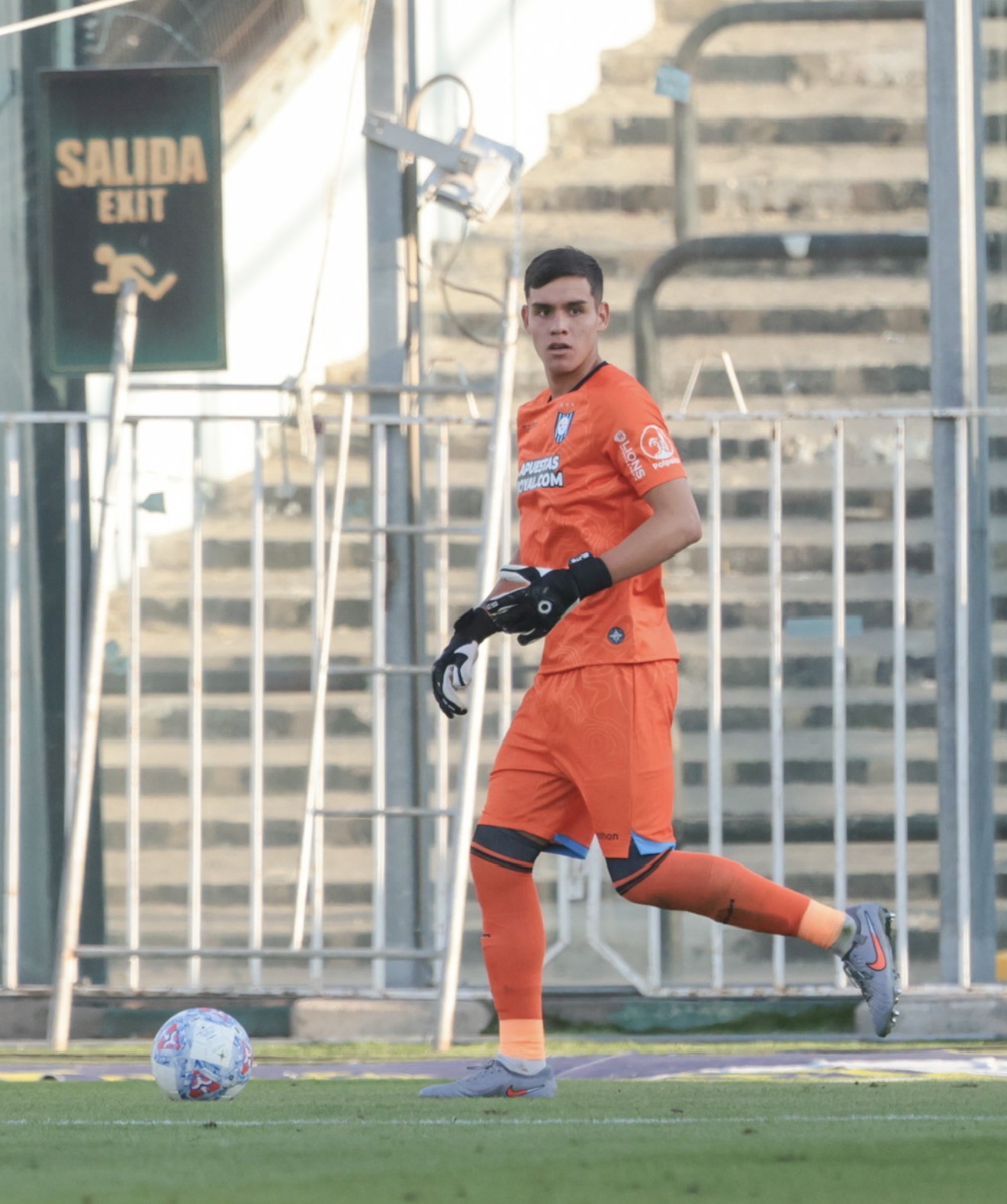 Christian Bravo dirigiendo defensa - Uniforme naranja Huachipato