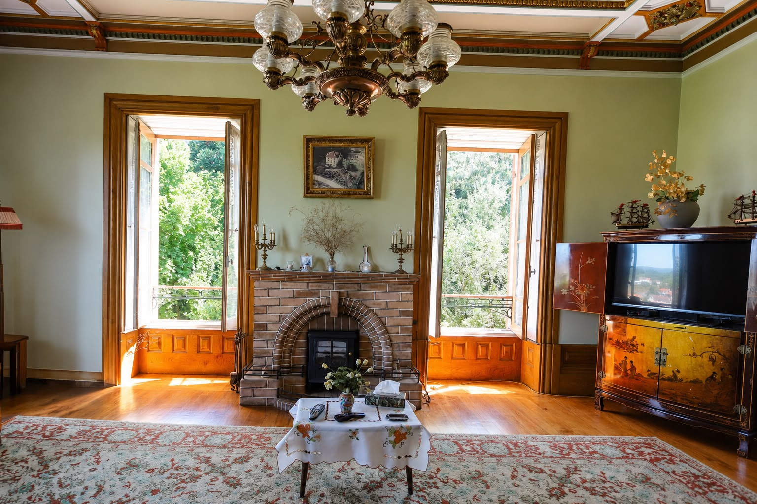 Sala de estar clássica com lareira