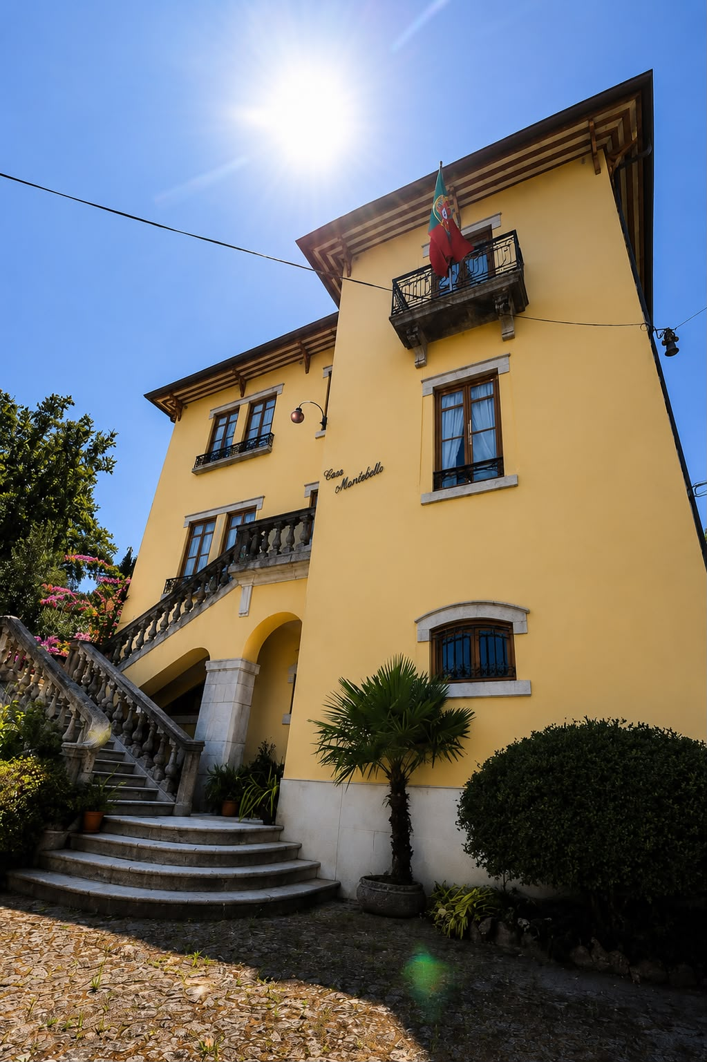 Fachada da Casa Montebello ao sol