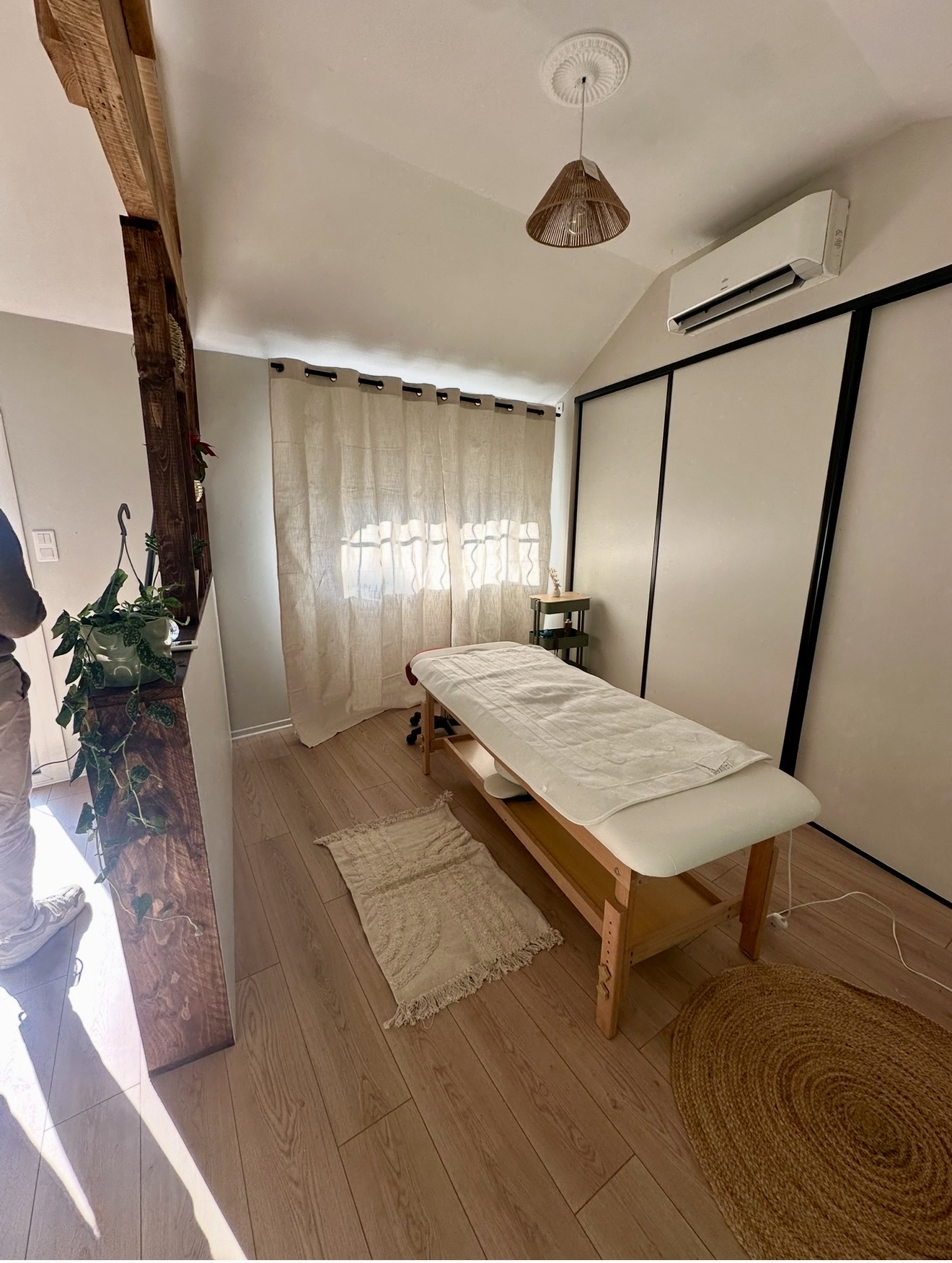 Salle de massage avec table professionnelle