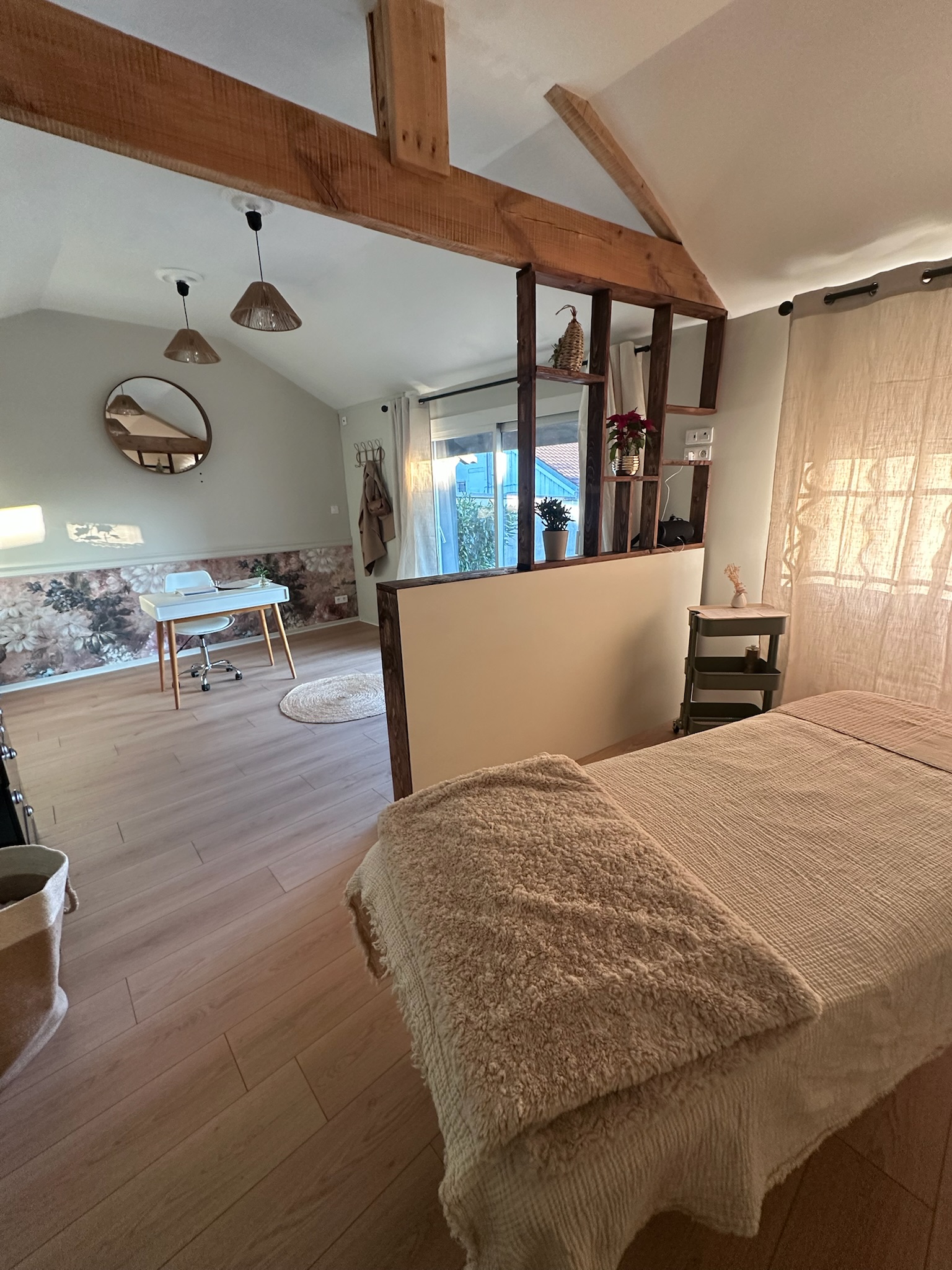 Espace de consultation avec table de massage
