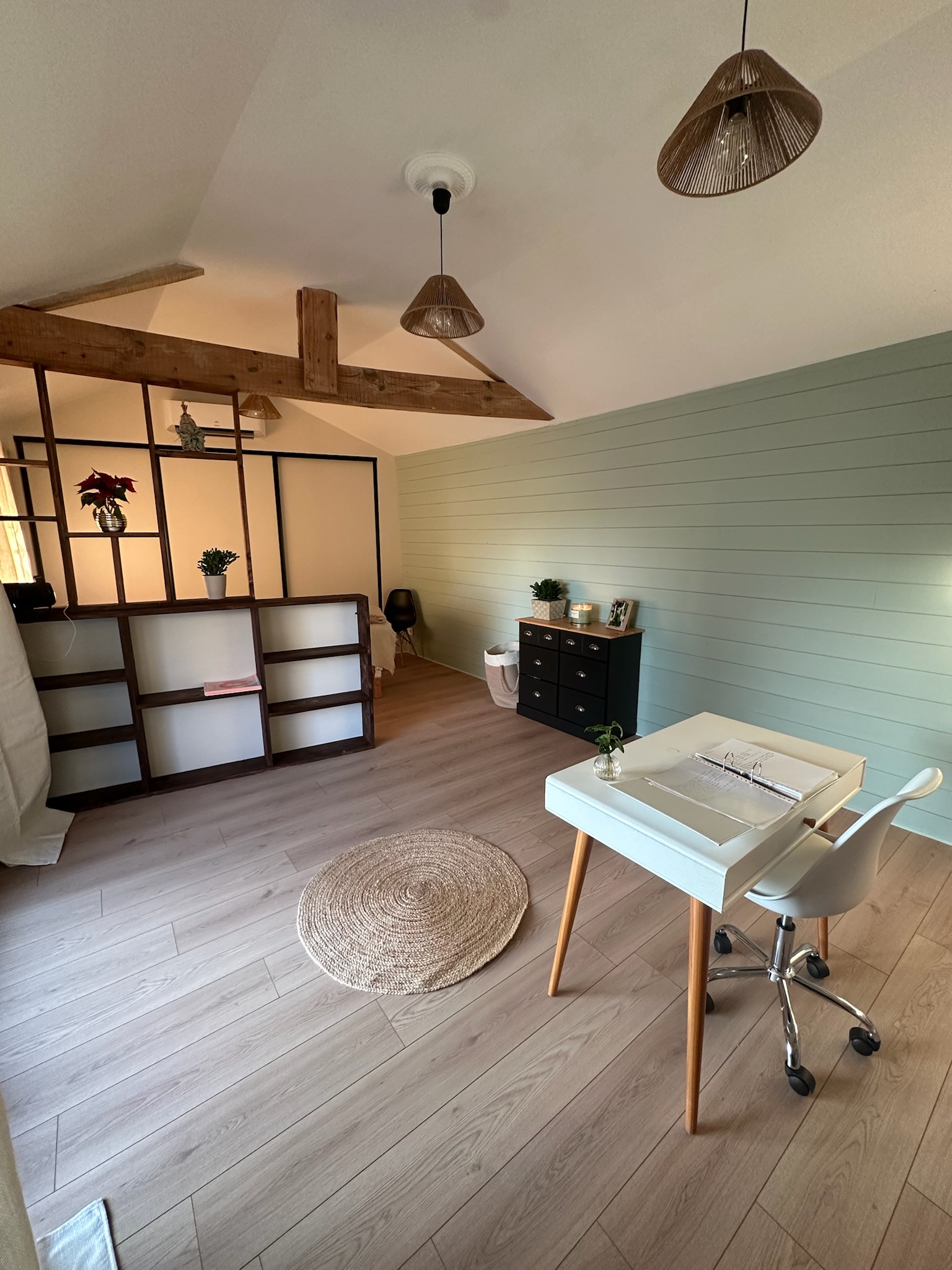 Salle de soins avec mur vert apaisant