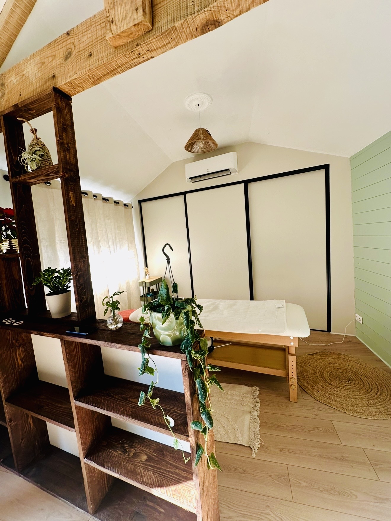 Espace de massage zen avec poutres apparentes
