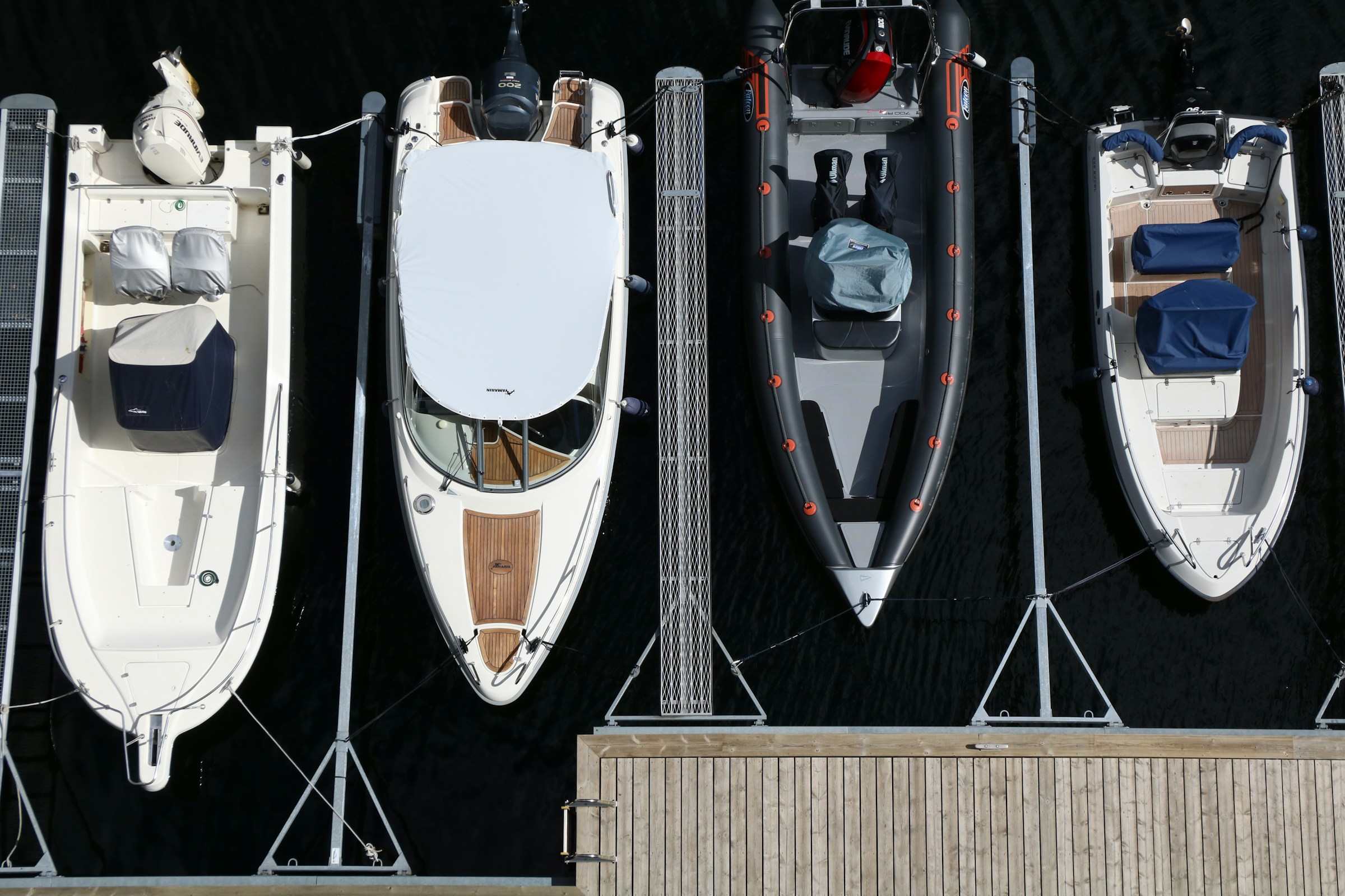 Yachts et bateaux à quai vus du ciel — quel bateau acheter pour le louer en 2026