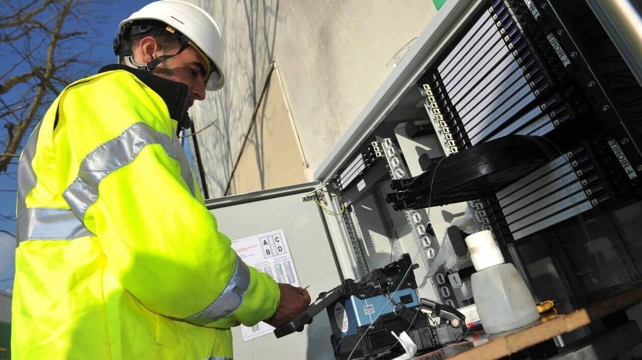 Technicien fibre travaillant sur une armoire optique