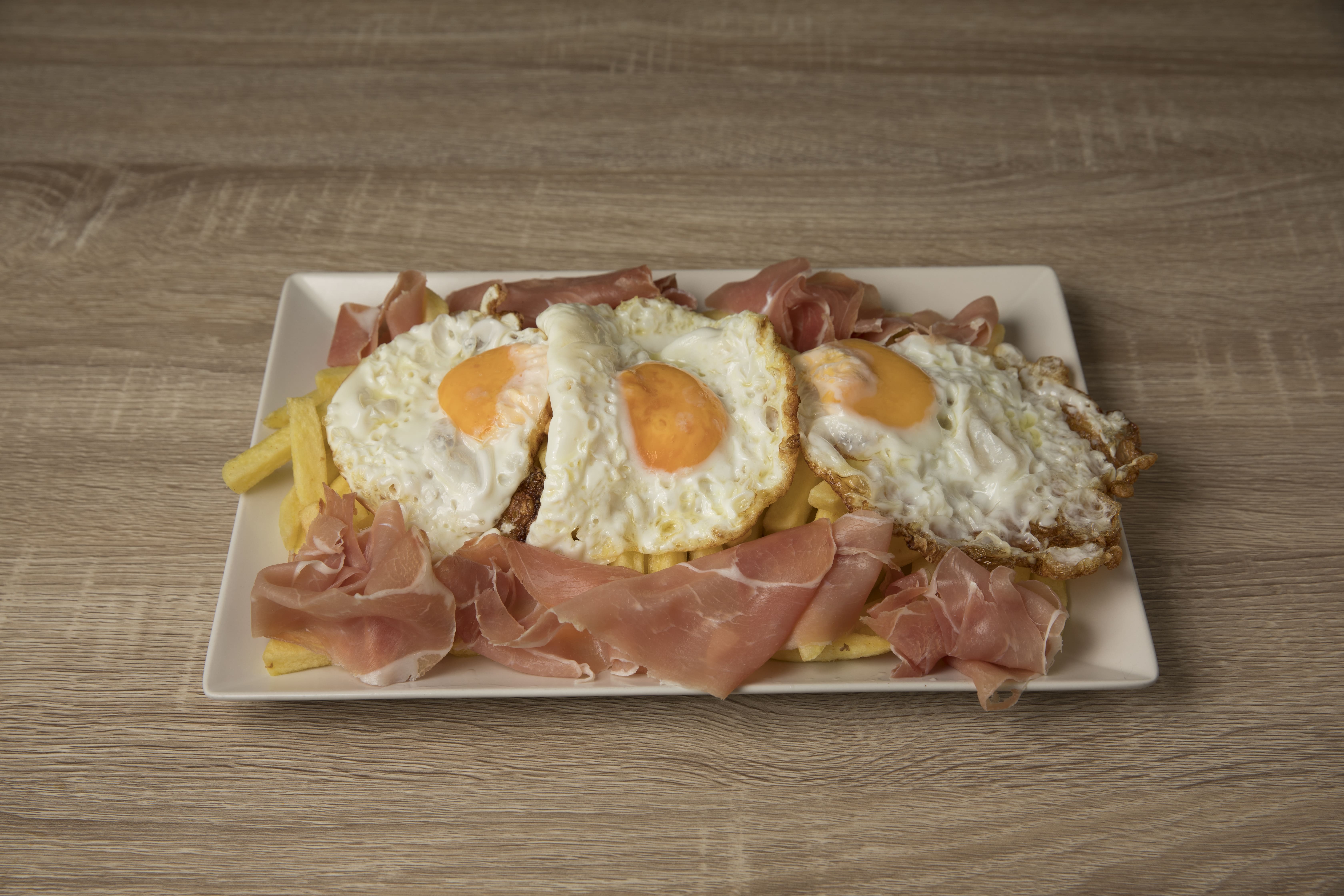 Huevos rotos con jamón