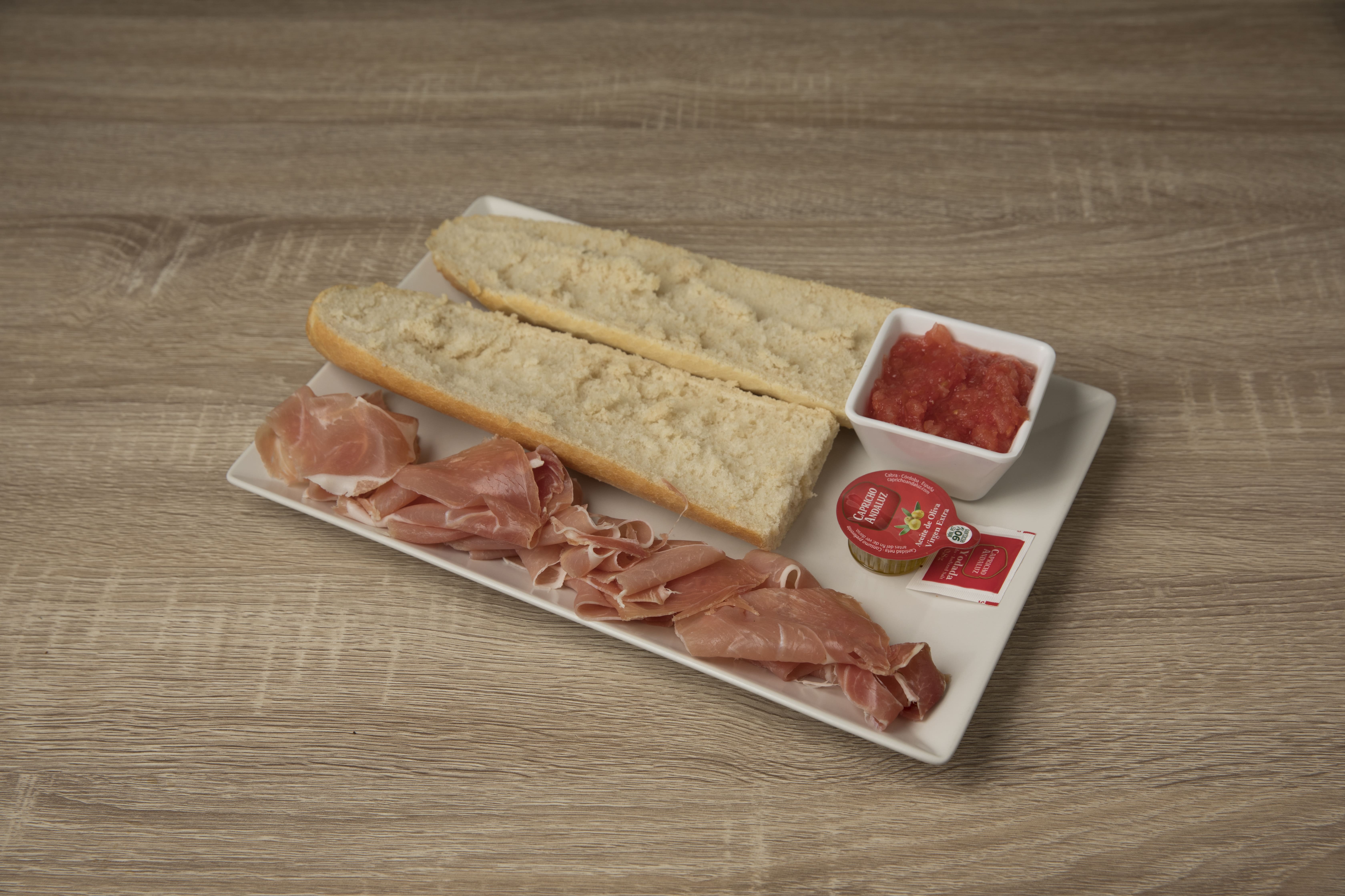 Tostada de jamón y tomate