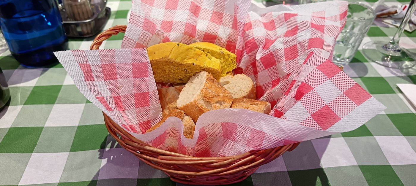 Cestino di pane fresco e focaccia