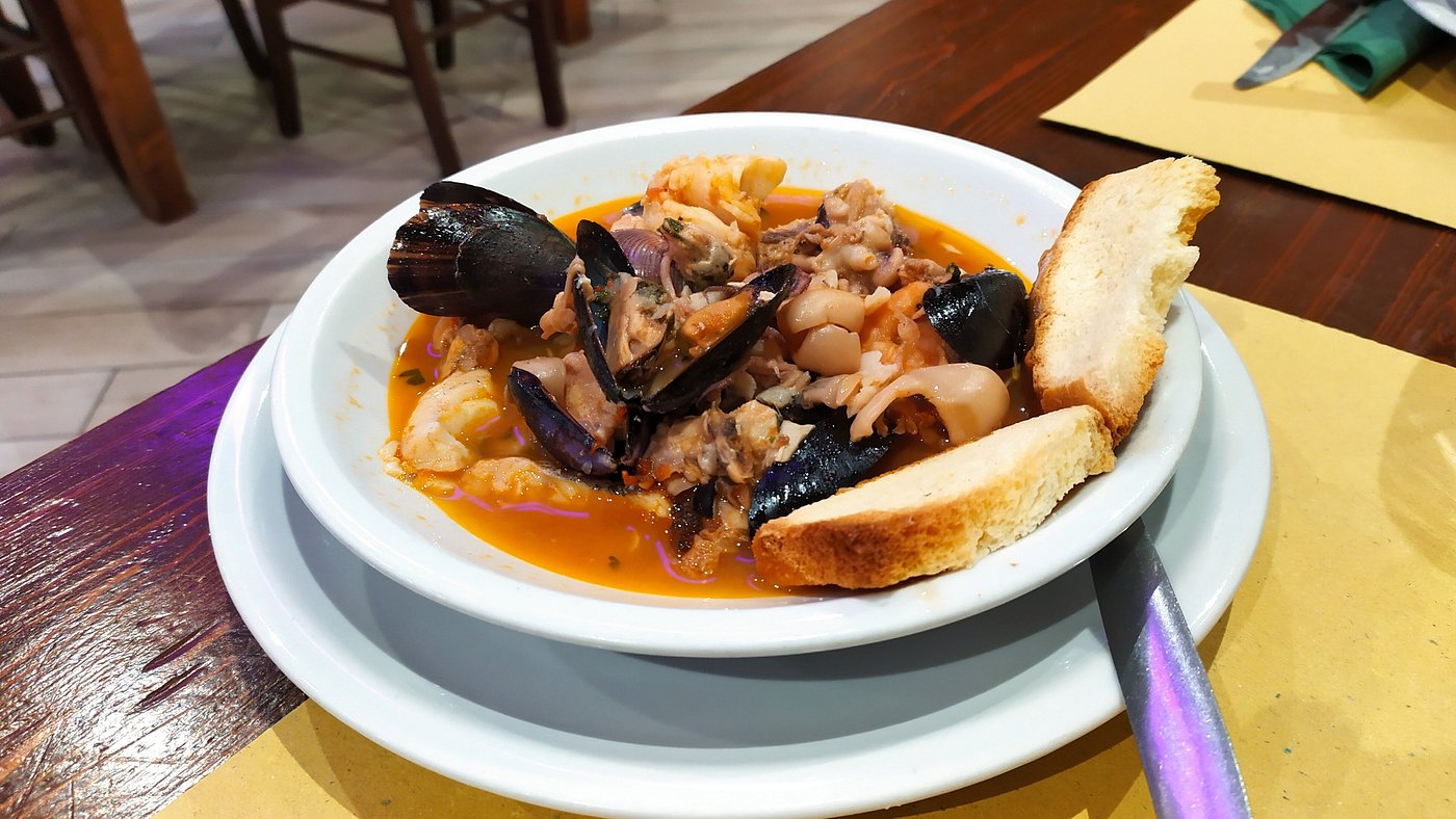Zuppa di pesce con cozze e crostini