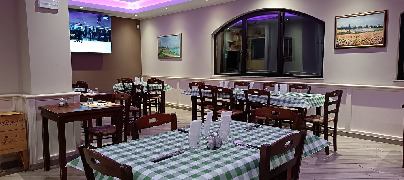 Sala con tovaglie verdi e quadri