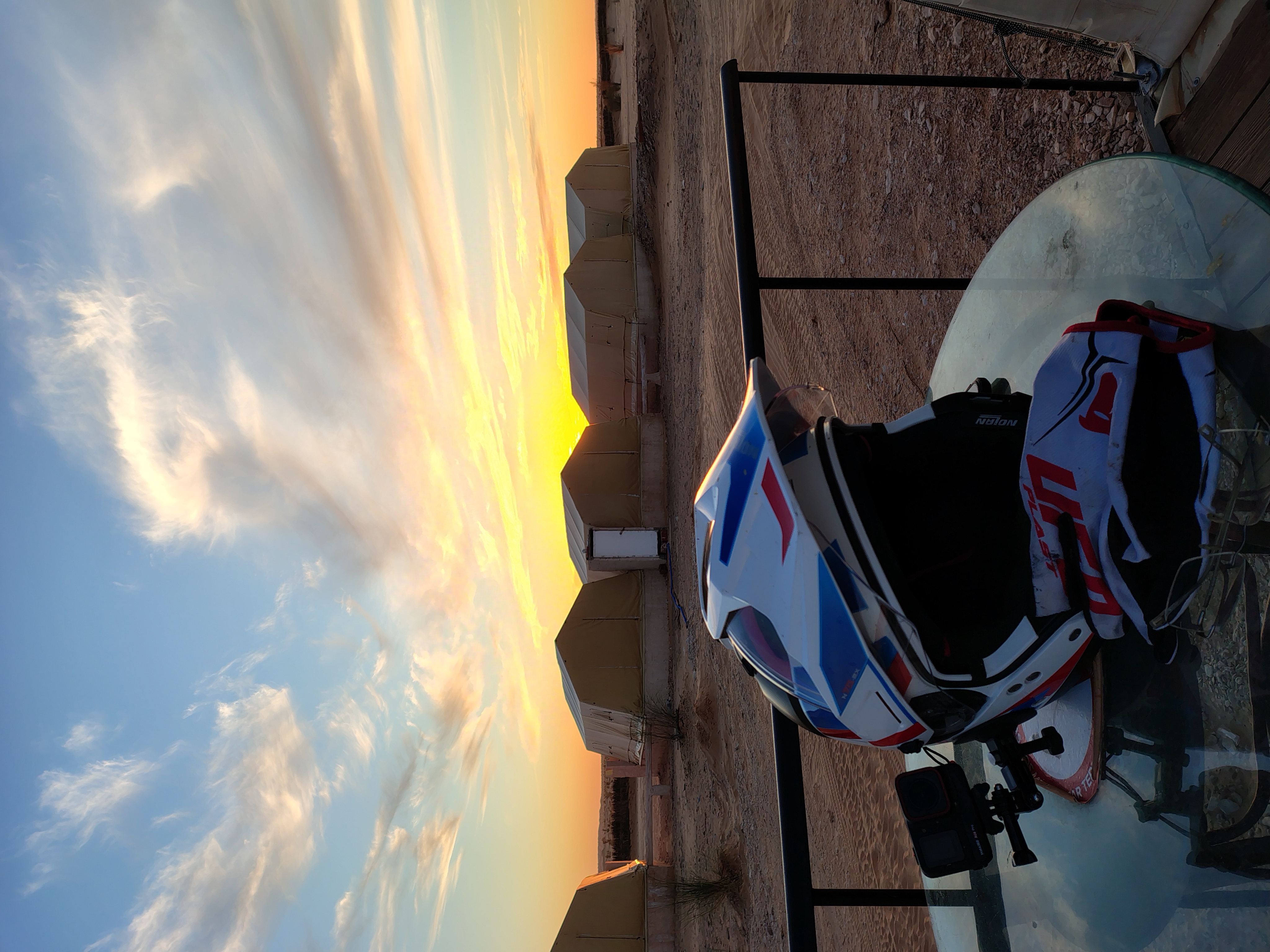 Campo tendato al tramonto