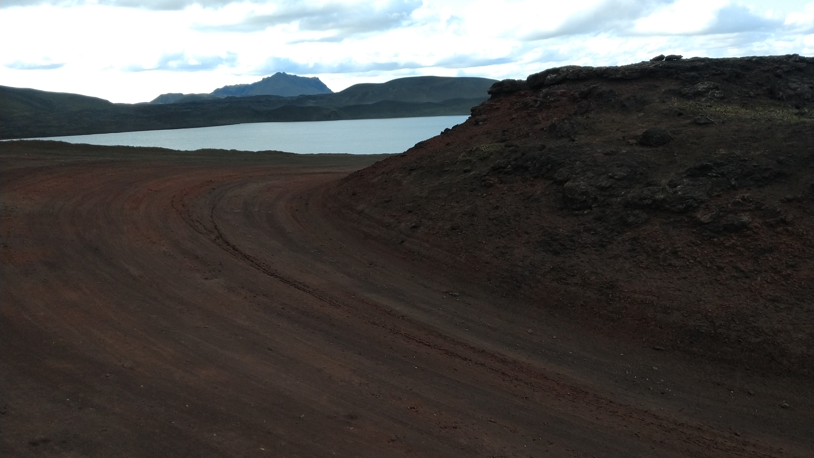 Trail vulcanico con lago