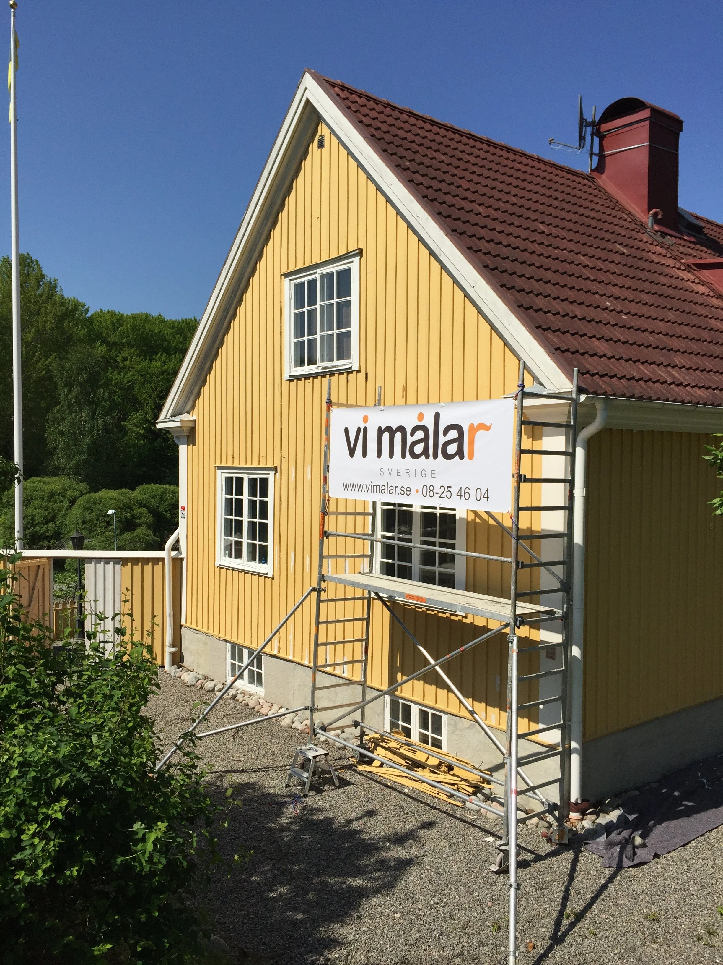 Vi Målar Sverige - fasadmålning av gult trähus