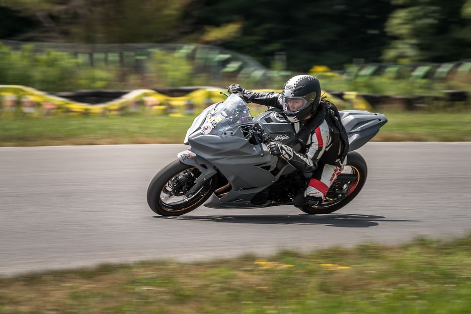 Accident sportif moto — chirurgien spécialiste de la traumatologie de l'épaule à Marseille