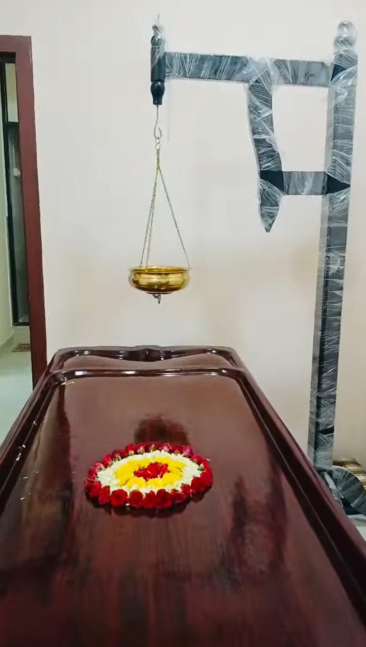 Panchakarma treatment room at Jantikar Ayurveda — wooden Droni table with brass Shirodhara vessel