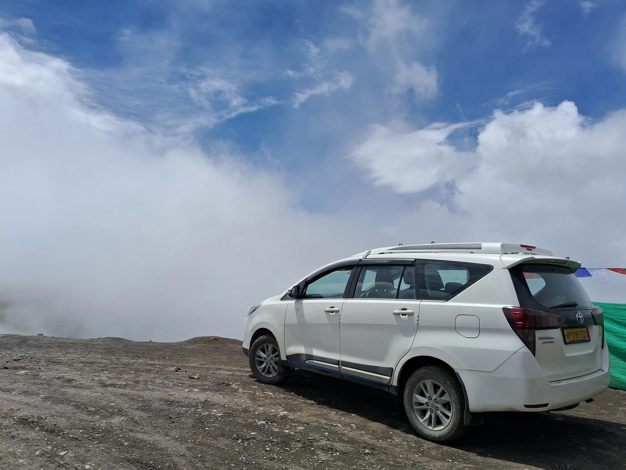 Voyage de Himalaya Innova Crysta at a high-altitude Himalayan pass