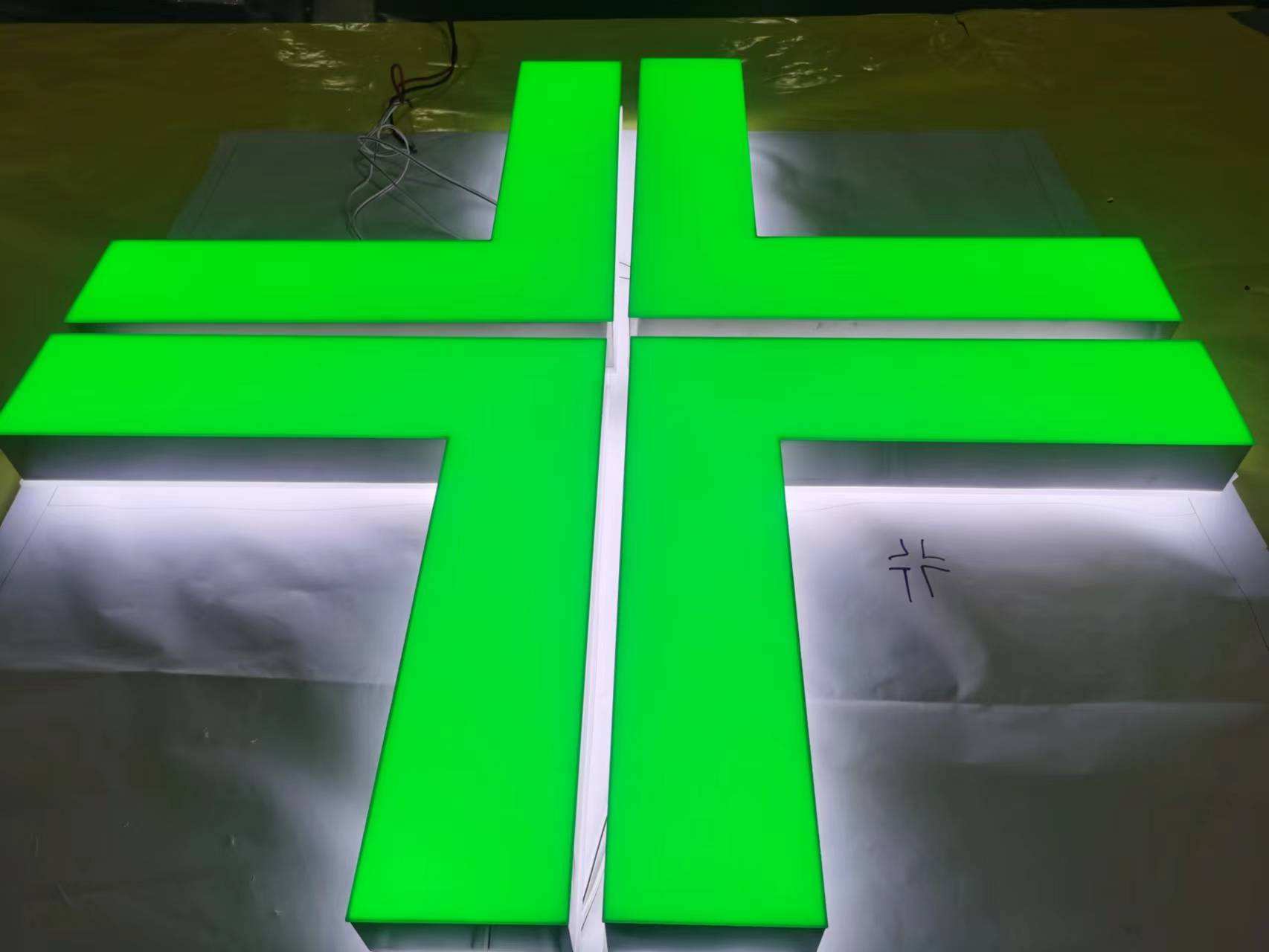Croix LED double bras — finition halo blanc