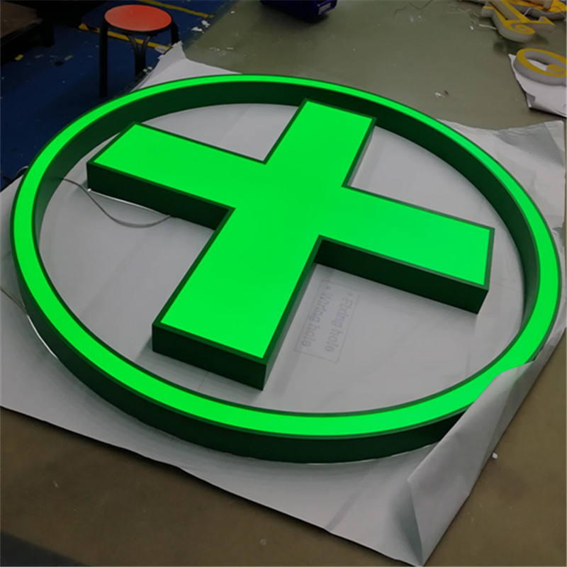 Croix verte dans anneau — relief 3D