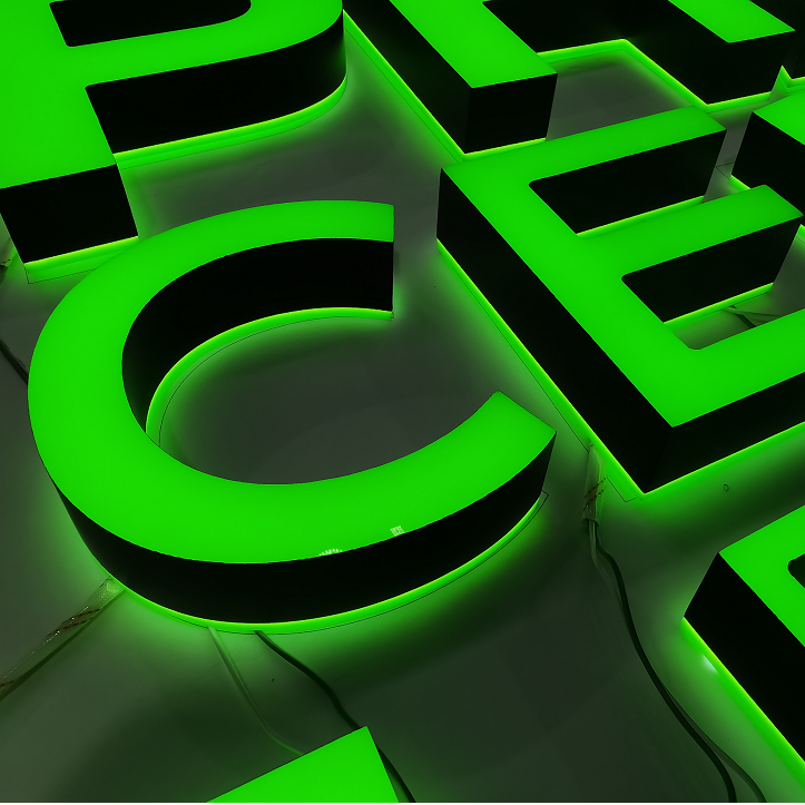 Lettres rétro-éclairées vertes — détail