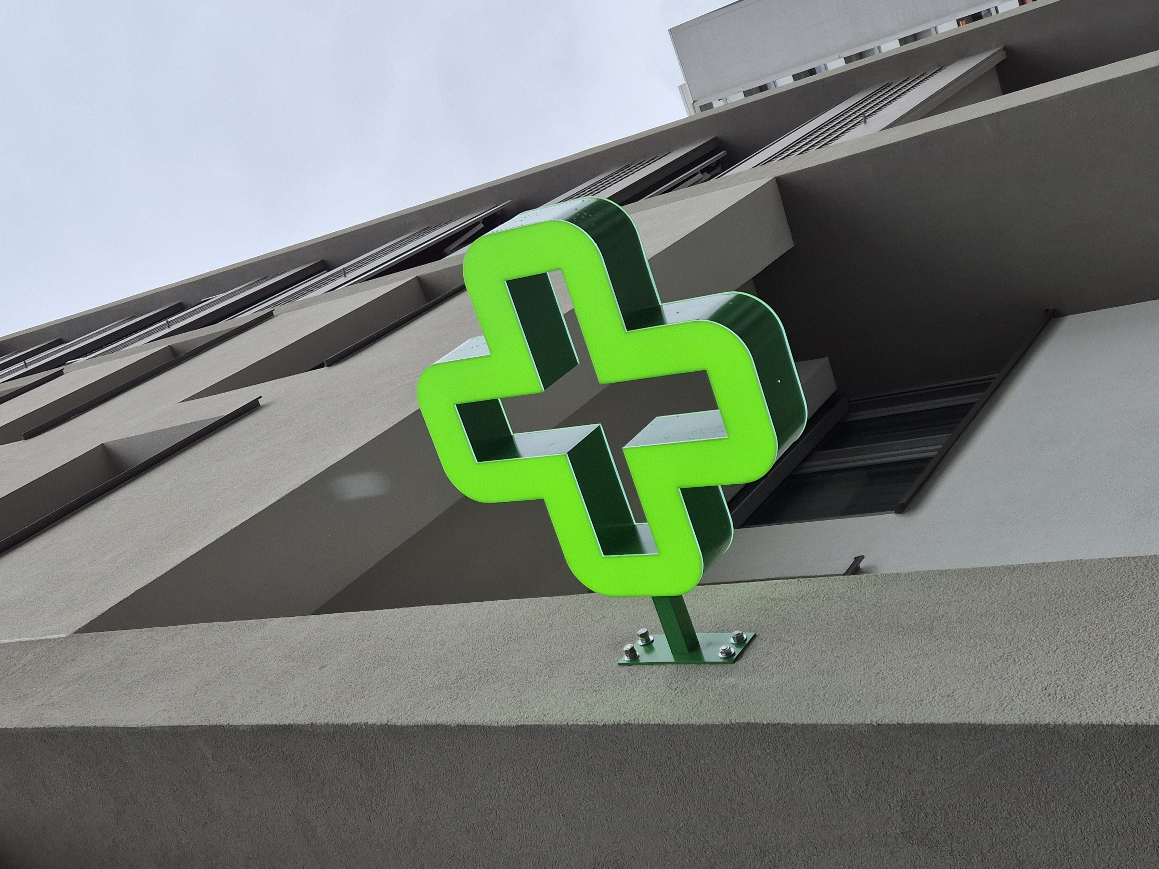 Croix moderne sur façade