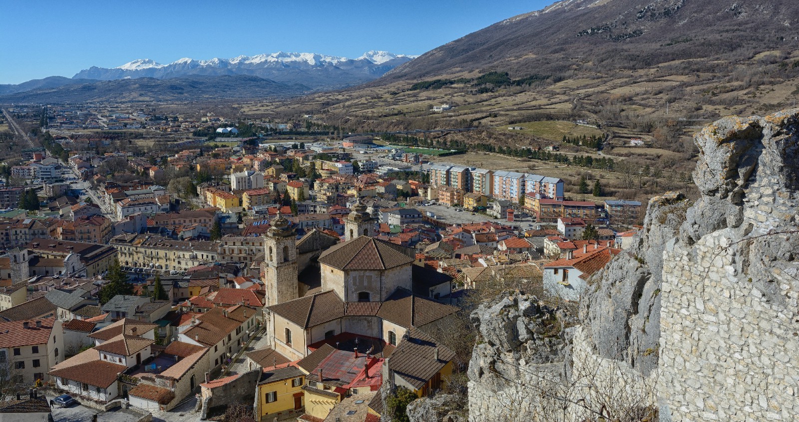 Castel di Sangro — vista aerea del borgo con l'Appennino abruzzese