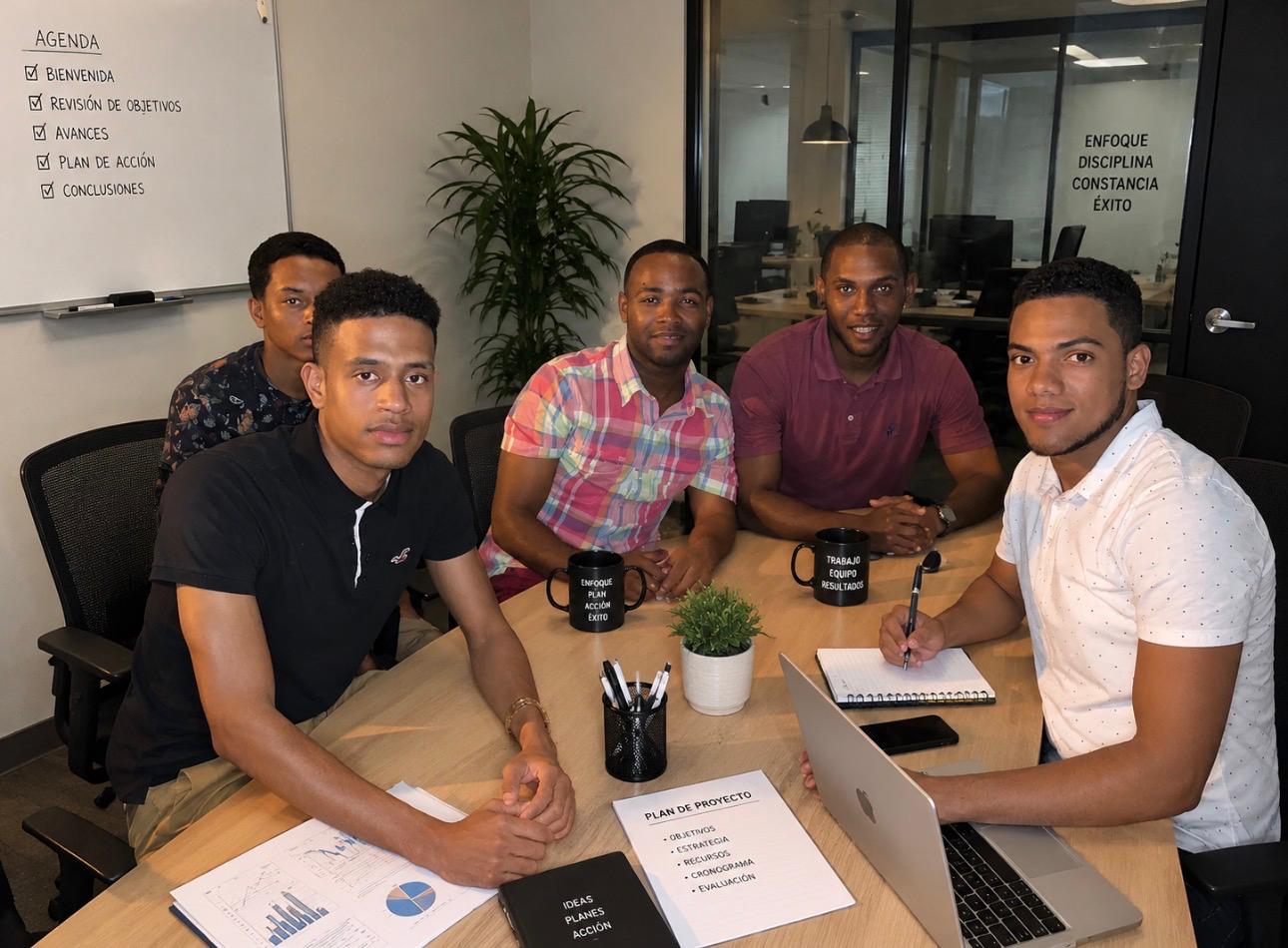 Equipo de Nextpro Multiservices LLC en reunión de planificación estratégica en oficina