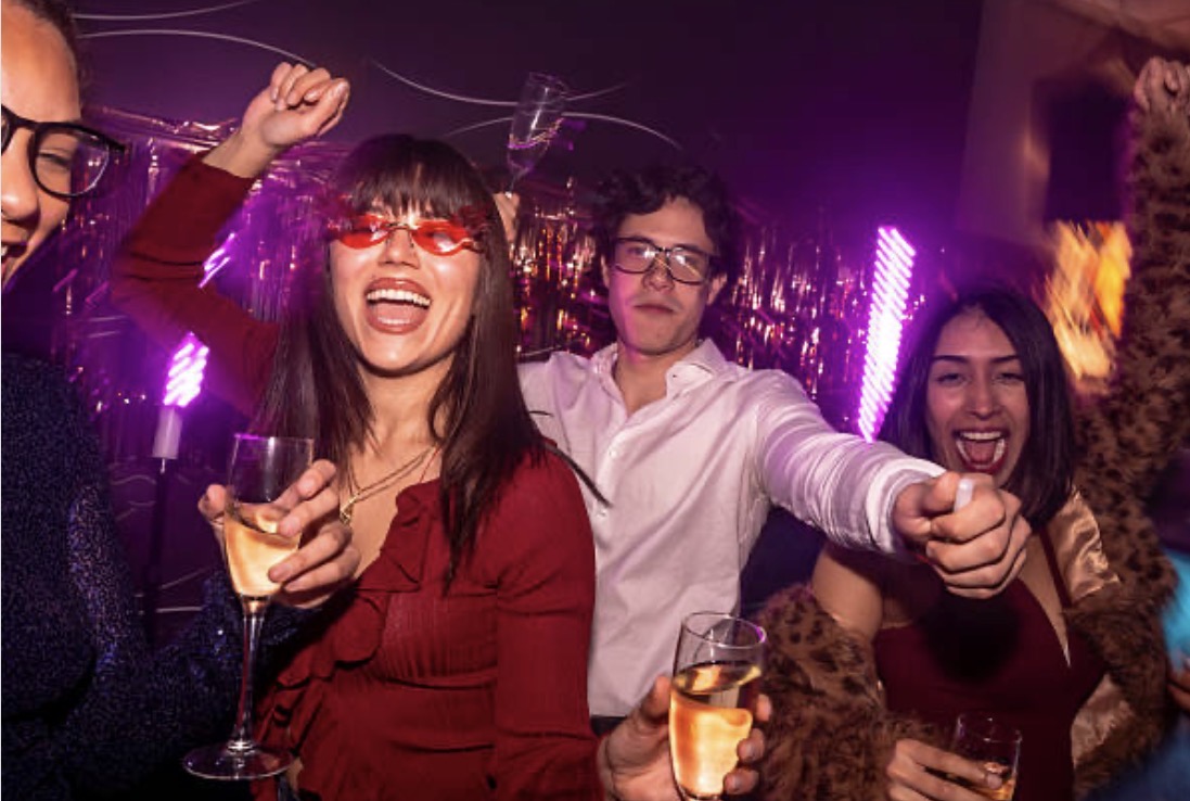 Feestavond met proostende gasten