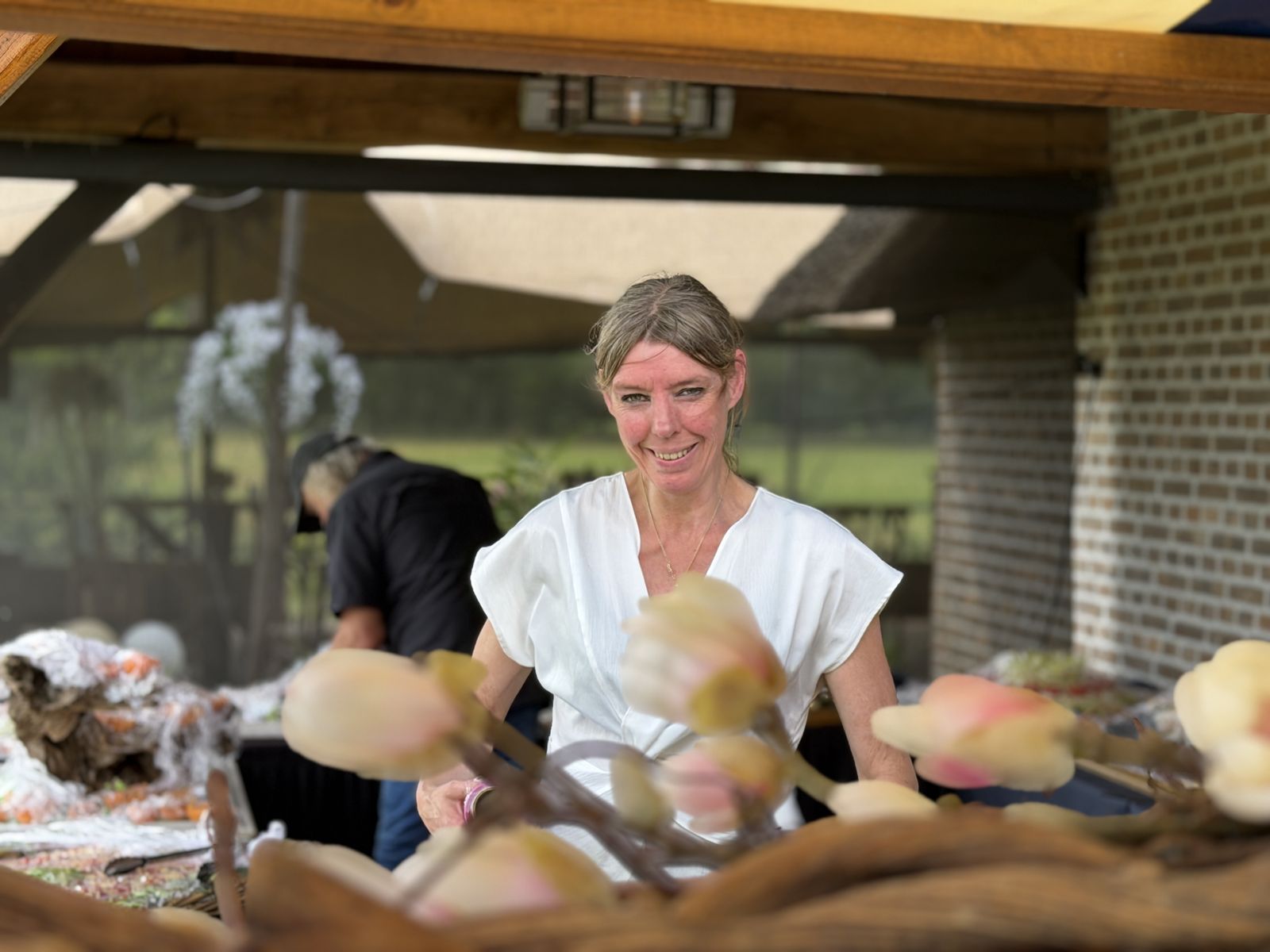 Daniëlle bij een sfeervol gedekte buitentafel