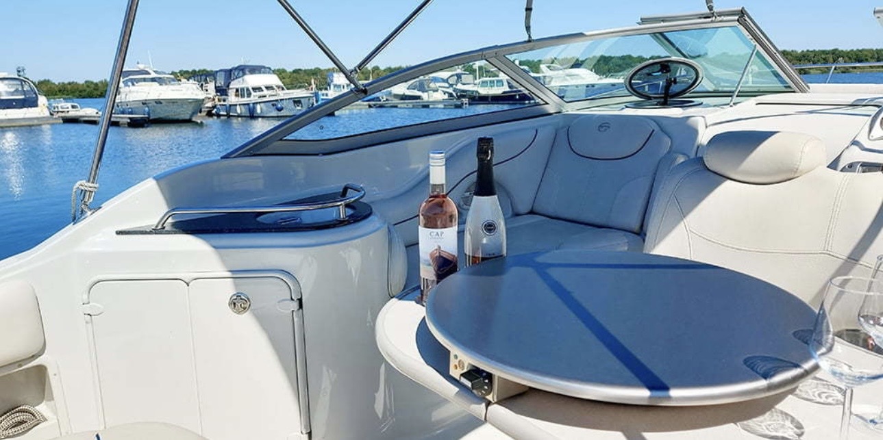 Round Qookingtable set up outdoors with rosé