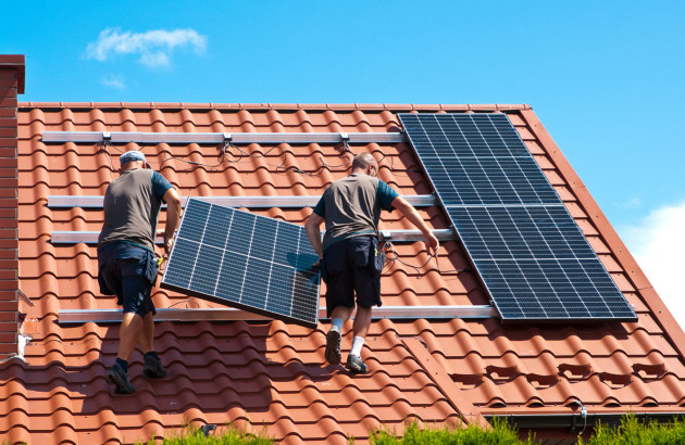 Artisans HB&C installant des panneaux photovoltaïques sur une toiture