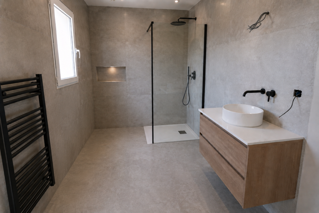 Salle de bain moderne réalisée par HB&C, douche à l'italienne et meuble vasque bois