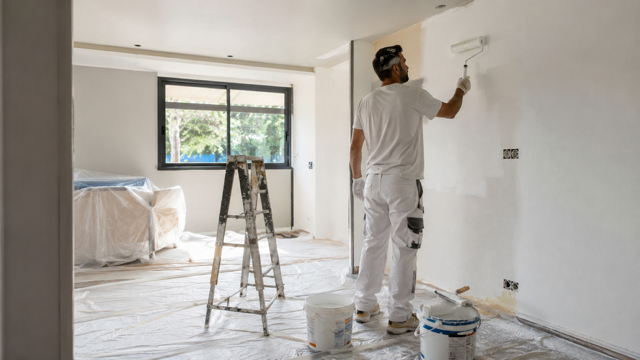 Peintre HB&C en action, mise en peinture d'une pièce intérieure