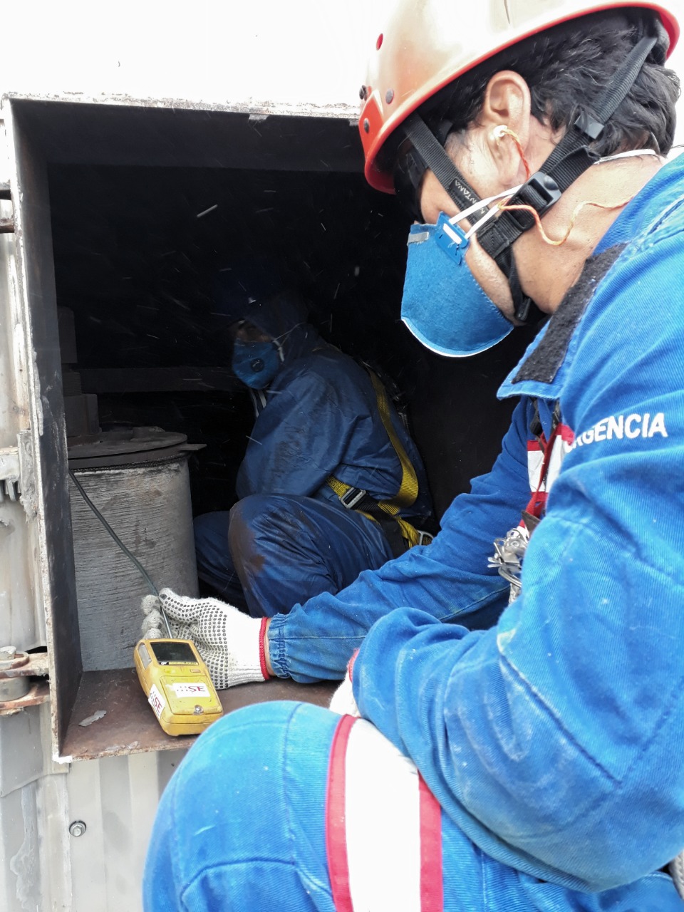 Equipe técnica HSE em operação