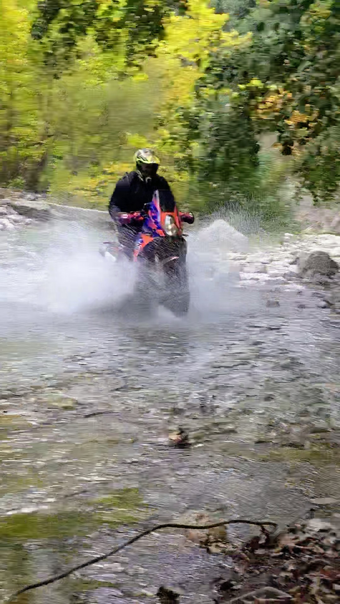 KTM nel fiume
